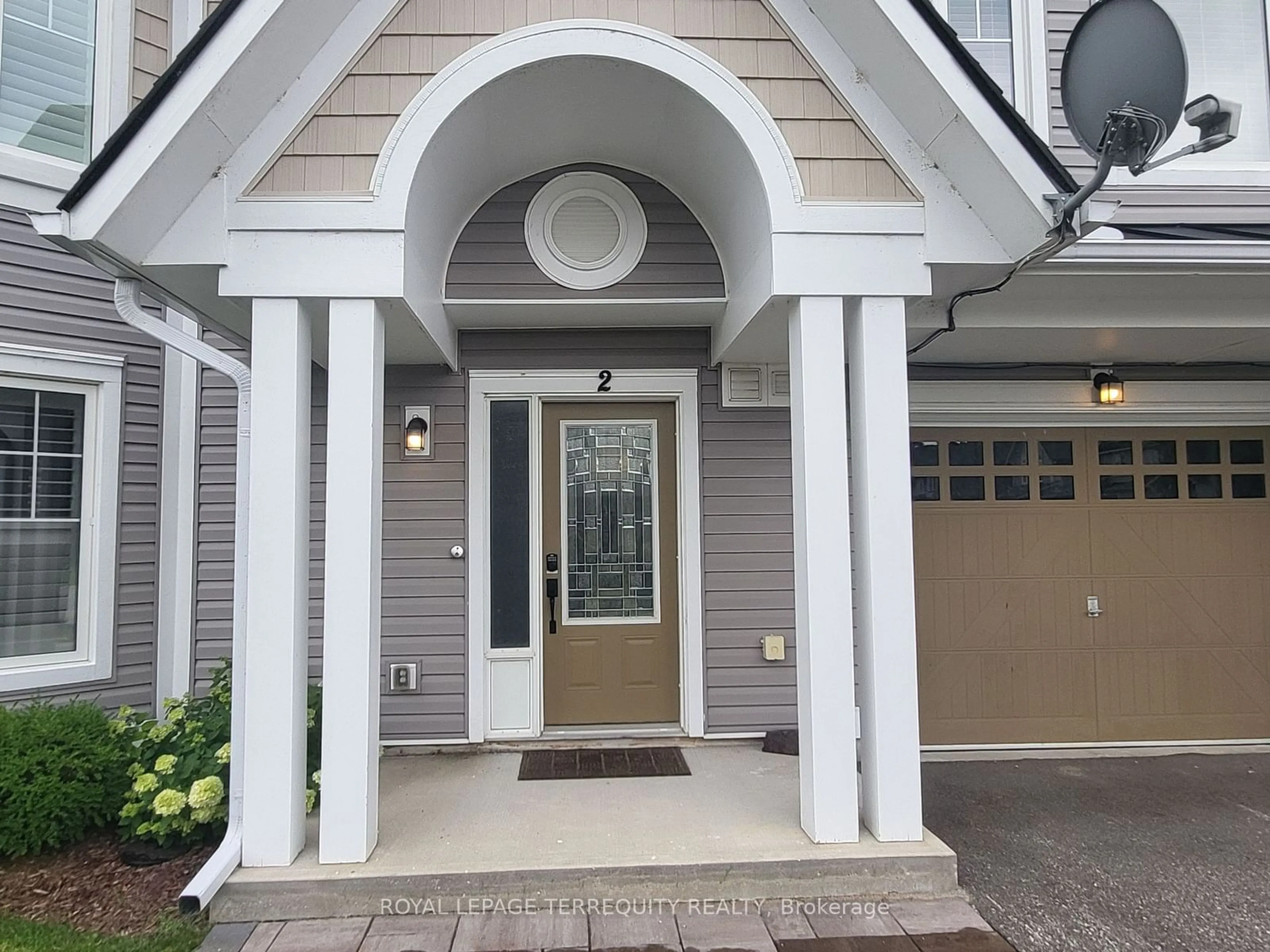 Indoor entryway, wood floors for 2 Carnoustie Lane, Georgian Bay Ontario L0K 1S0