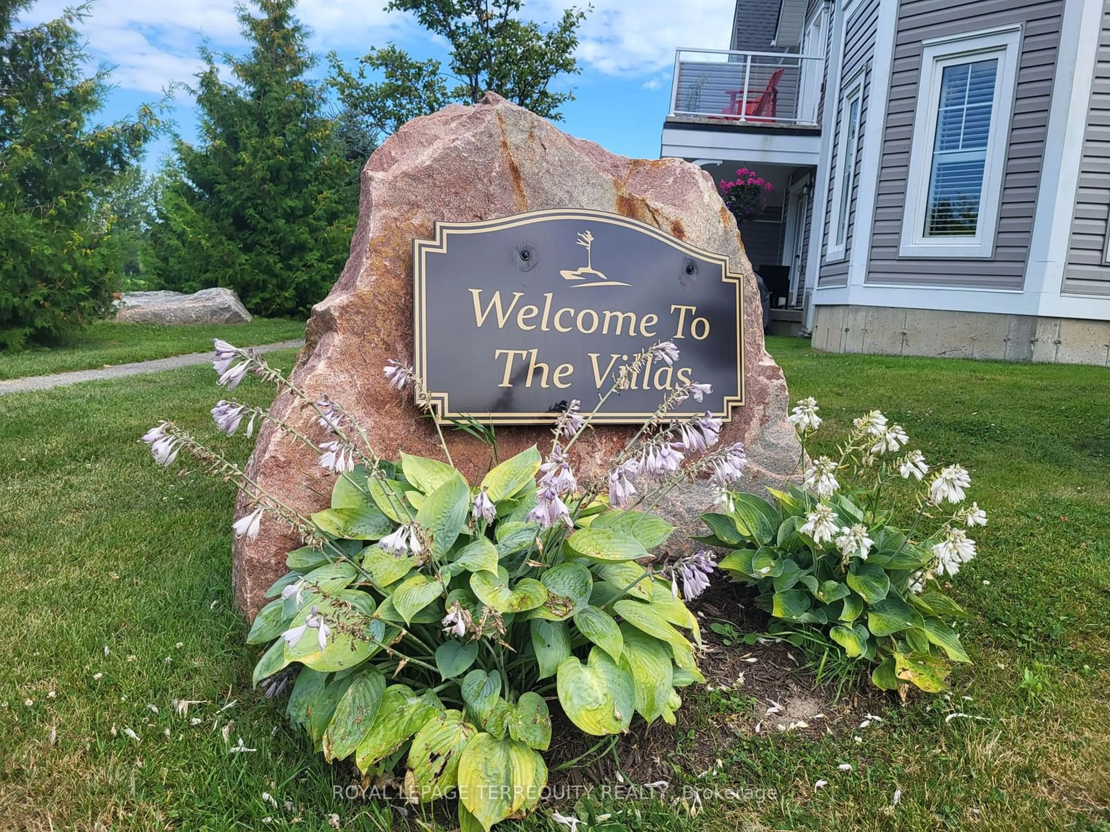 A pic from exterior of the house or condo, the street view for 2 Carnoustie Lane, Georgian Bay Ontario L0K 1S0