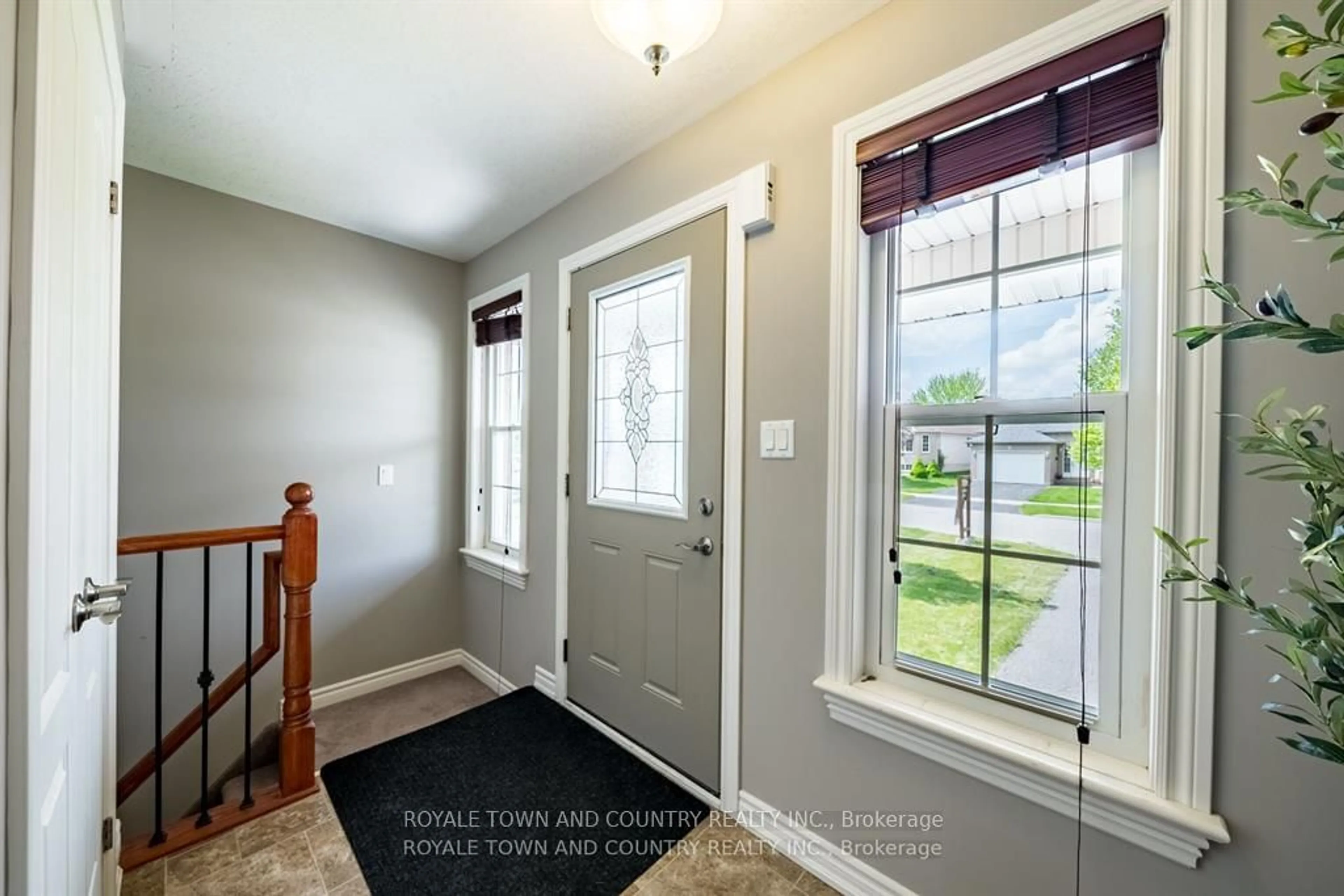 Indoor entryway, wood floors for 54 Laurent Blvd, Kawartha Lakes Ontario K9J 6J7