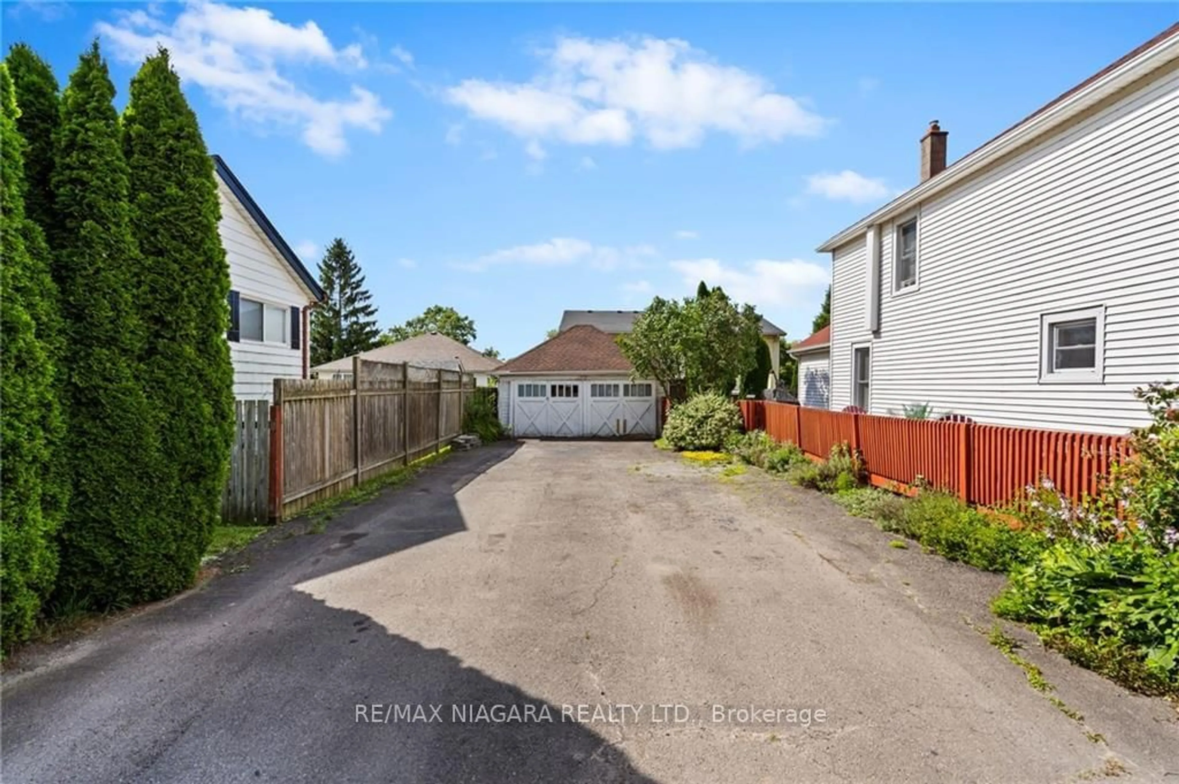 Frontside or backside of a home for 4027 Main St, Niagara Falls Ontario L2G 6B2