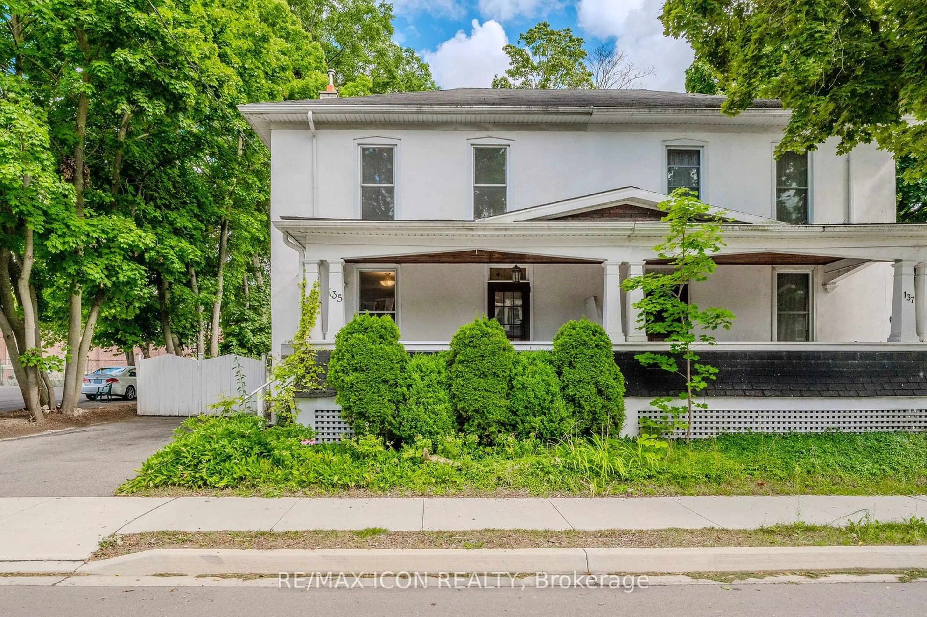 Frontside or backside of a home for 135 Dover St, Cambridge Ontario N3H 1L3