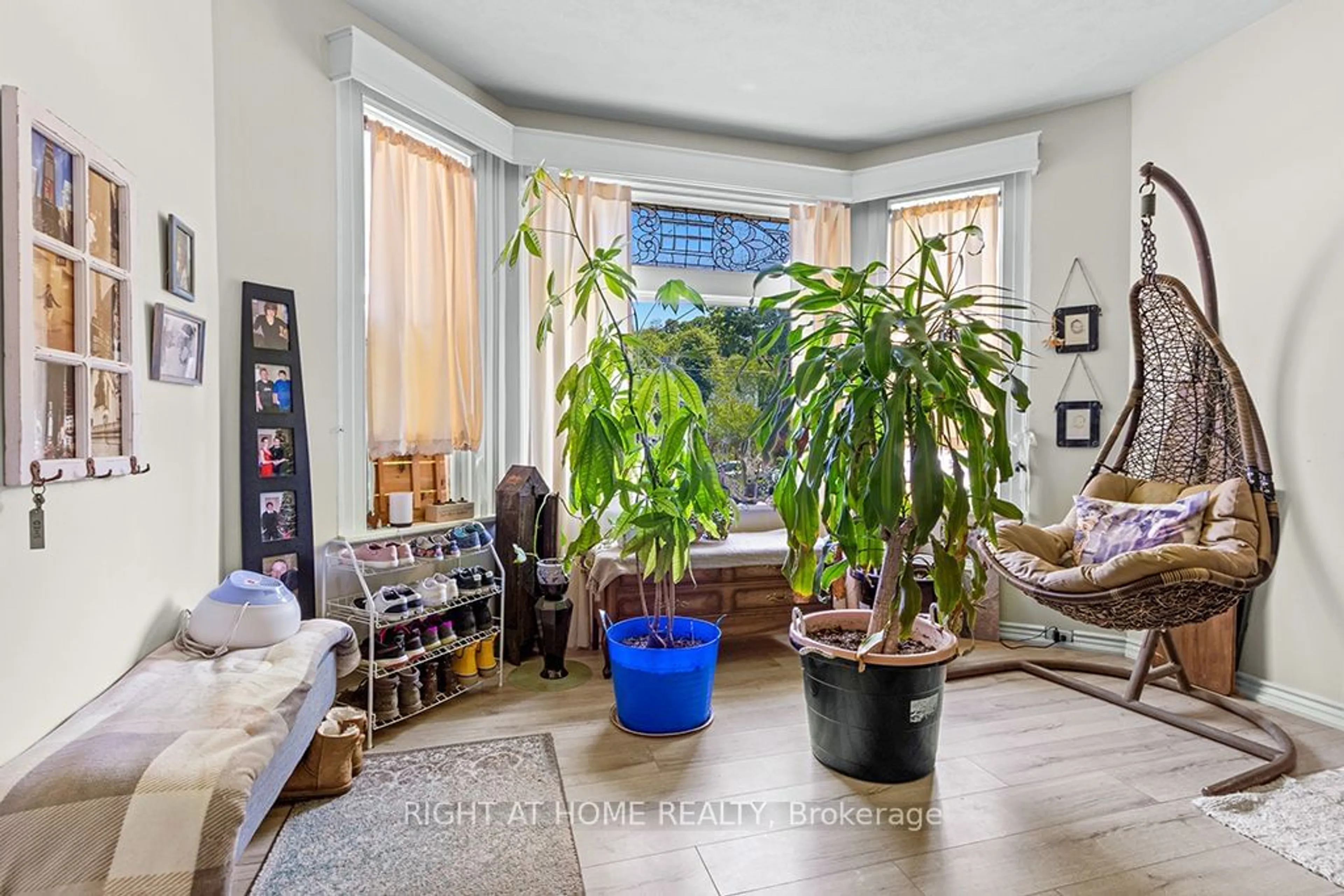 Living room, wood floors for 774 4th Ave, Owen Sound Ontario N4K 2N6