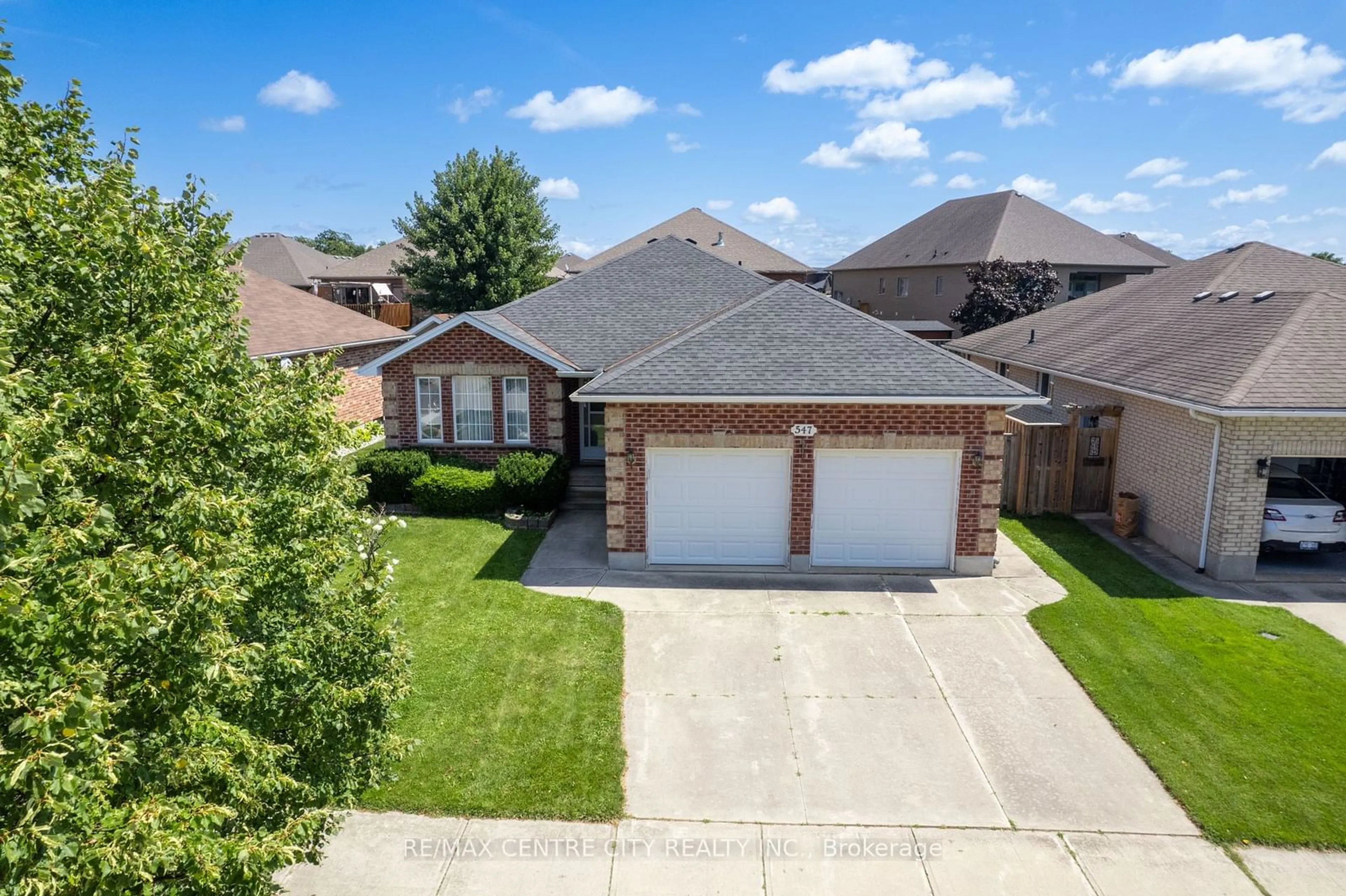 Frontside or backside of a home, the street view for 547 Agnes Dr, Strathroy-Caradoc Ontario N7G 4C9