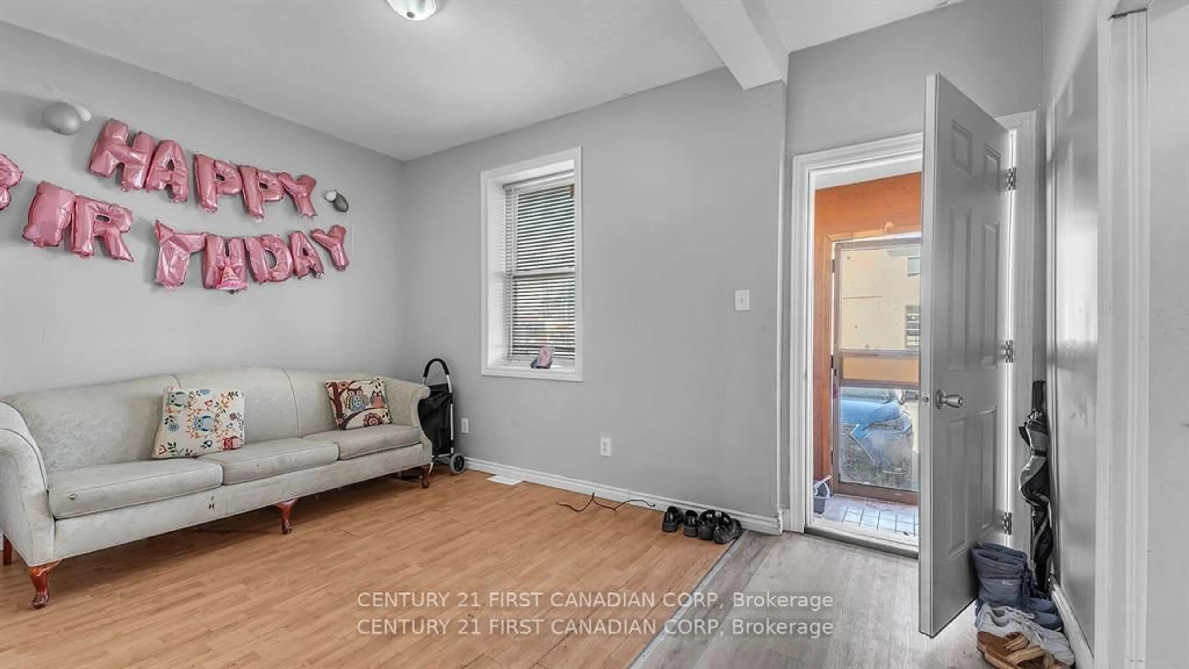 Indoor entryway, wood floors for 387 Horton St, London Ontario N6B 1L6