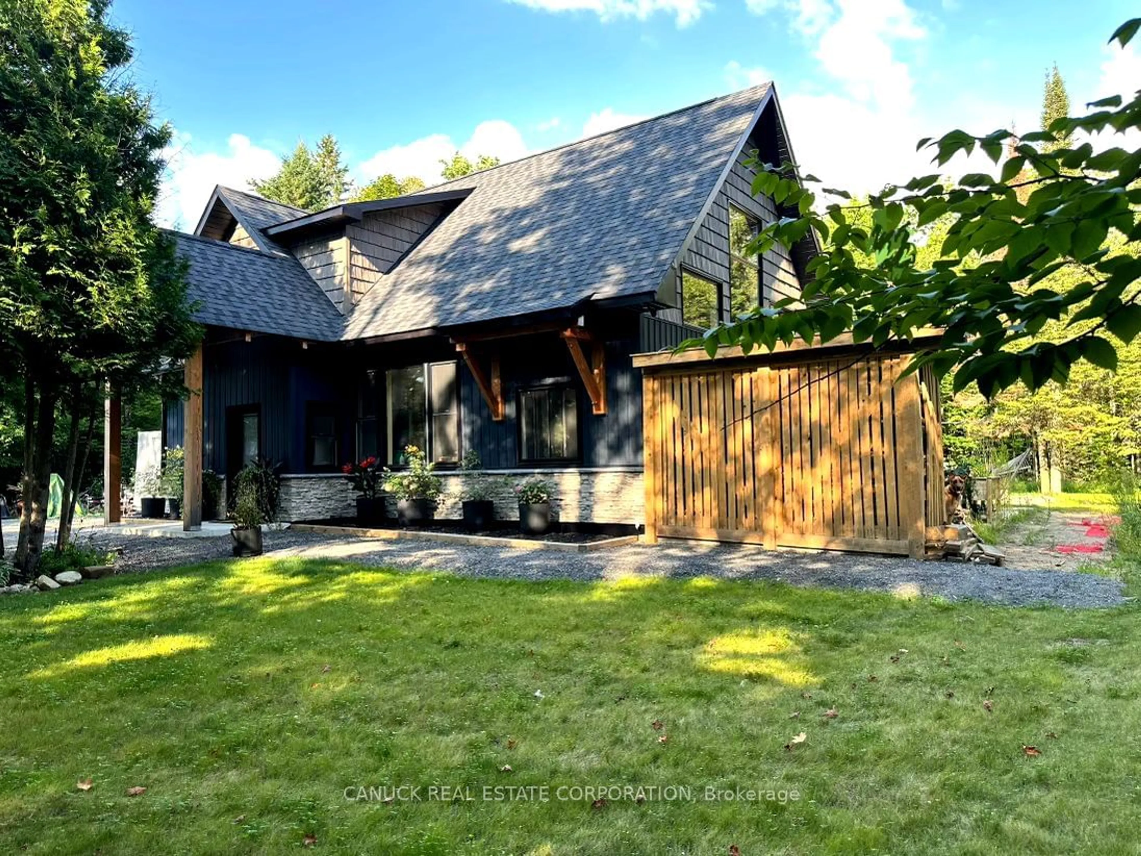 Cottage for 1024 FIELDALE Rd, Lake of Bays Ontario P1H 2J6