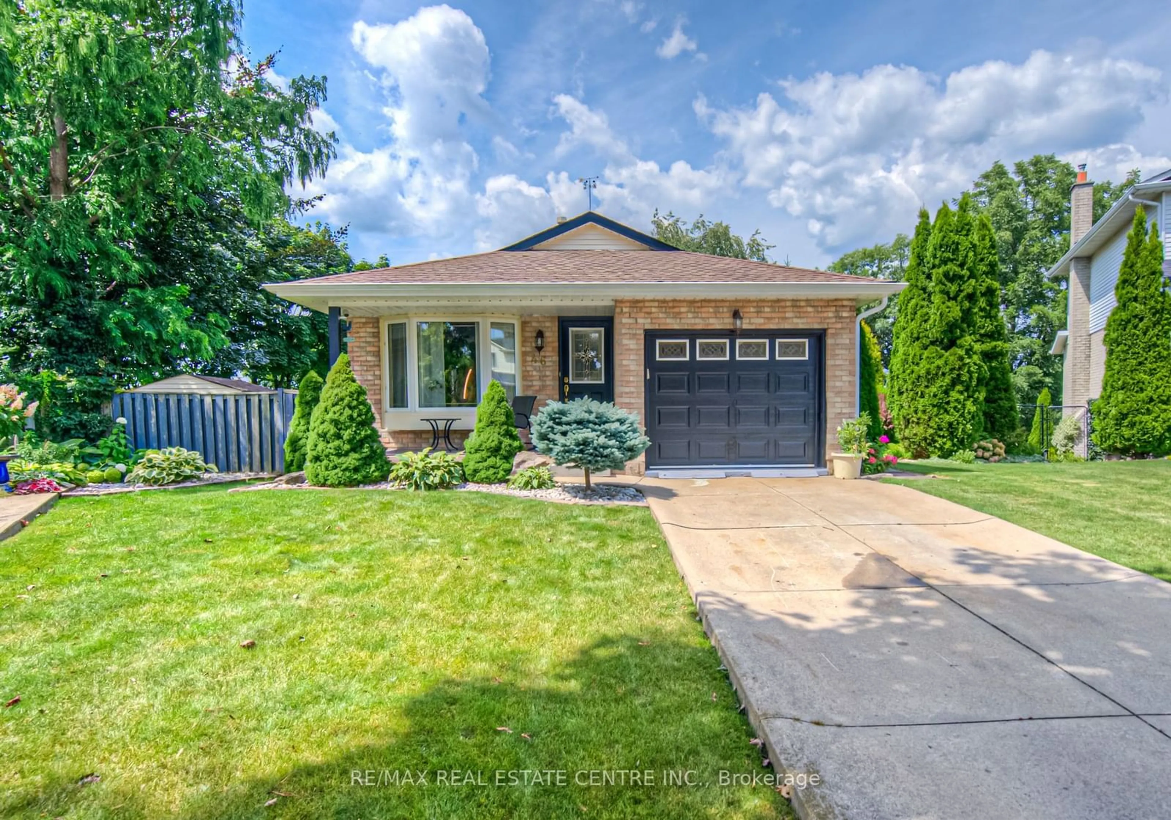 Frontside or backside of a home for 46 Vesper Crt, Hamilton Ontario L8J 2B5