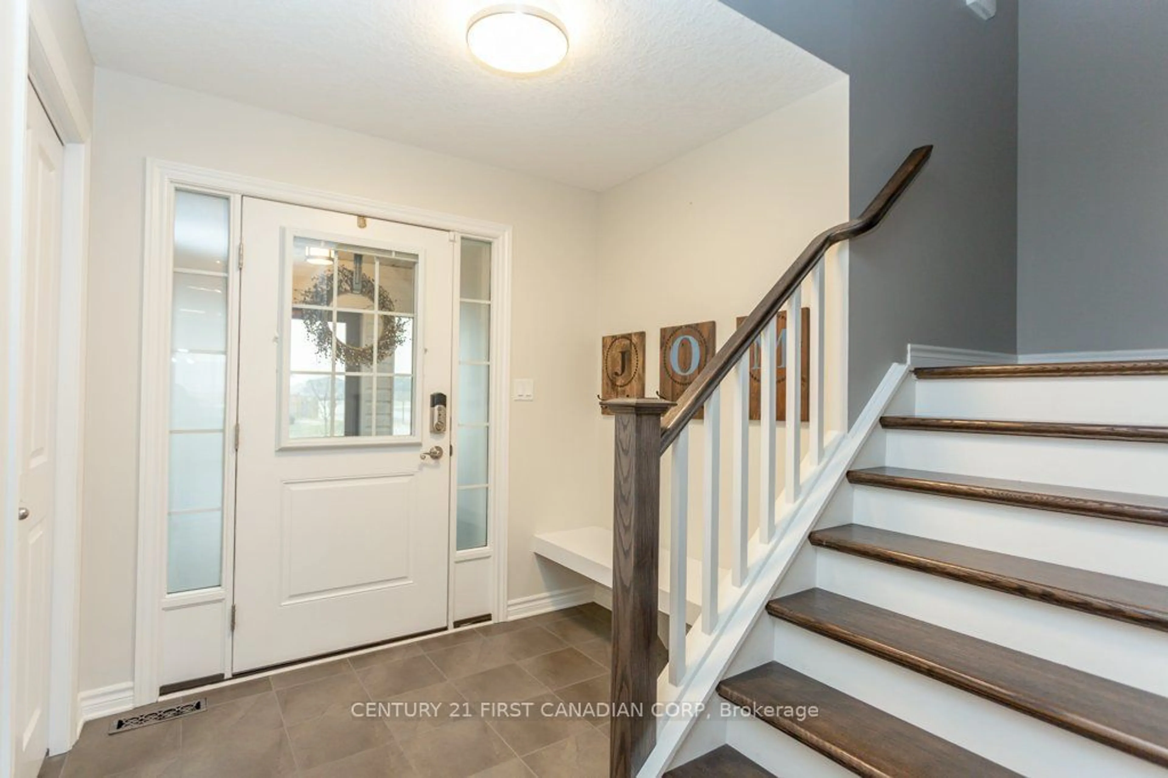 Indoor entryway, wood floors for 1 Russet Lane, St. Thomas Ontario N5R 0E5