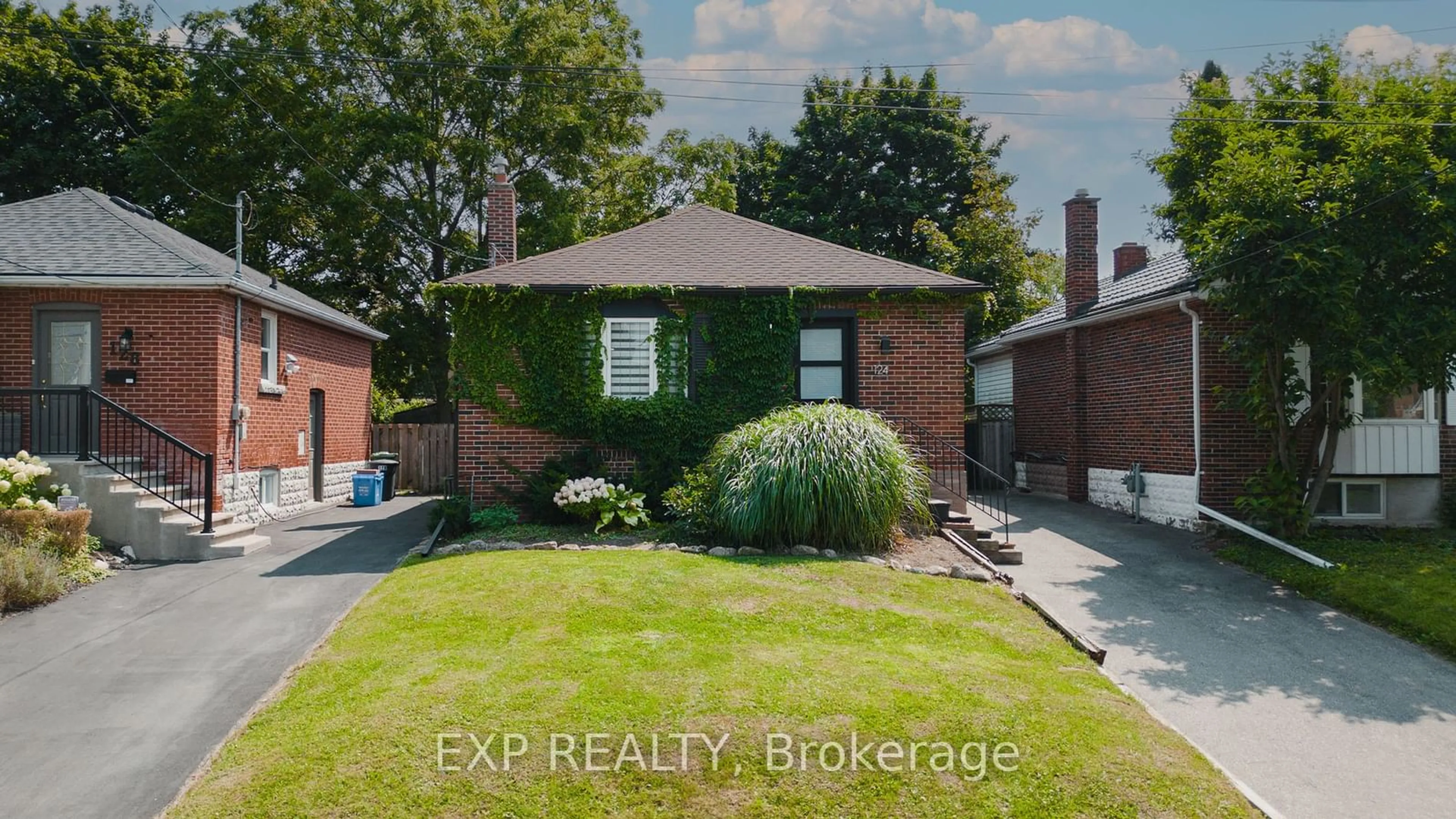 Frontside or backside of a home for 124 Bond St, Hamilton Ontario L8S 3W5