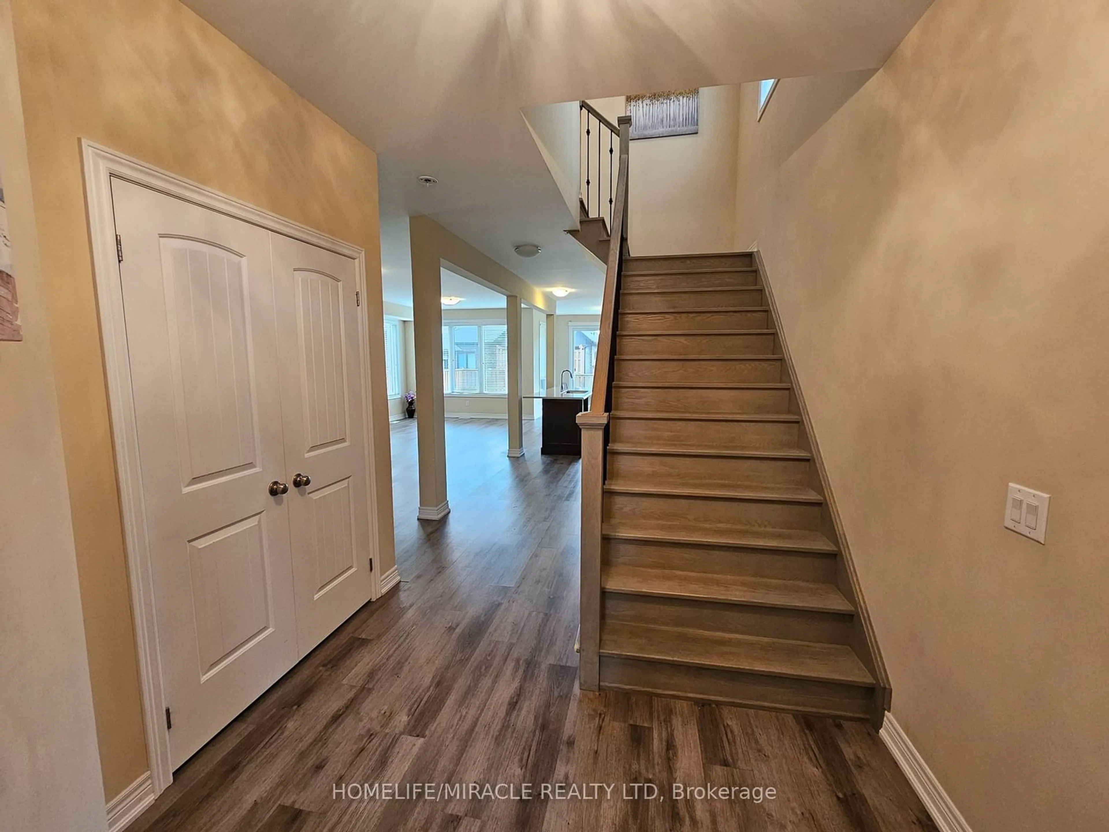 Indoor entryway, wood floors for 149 Susan Dr, Pelham Ontario L0S 1E6