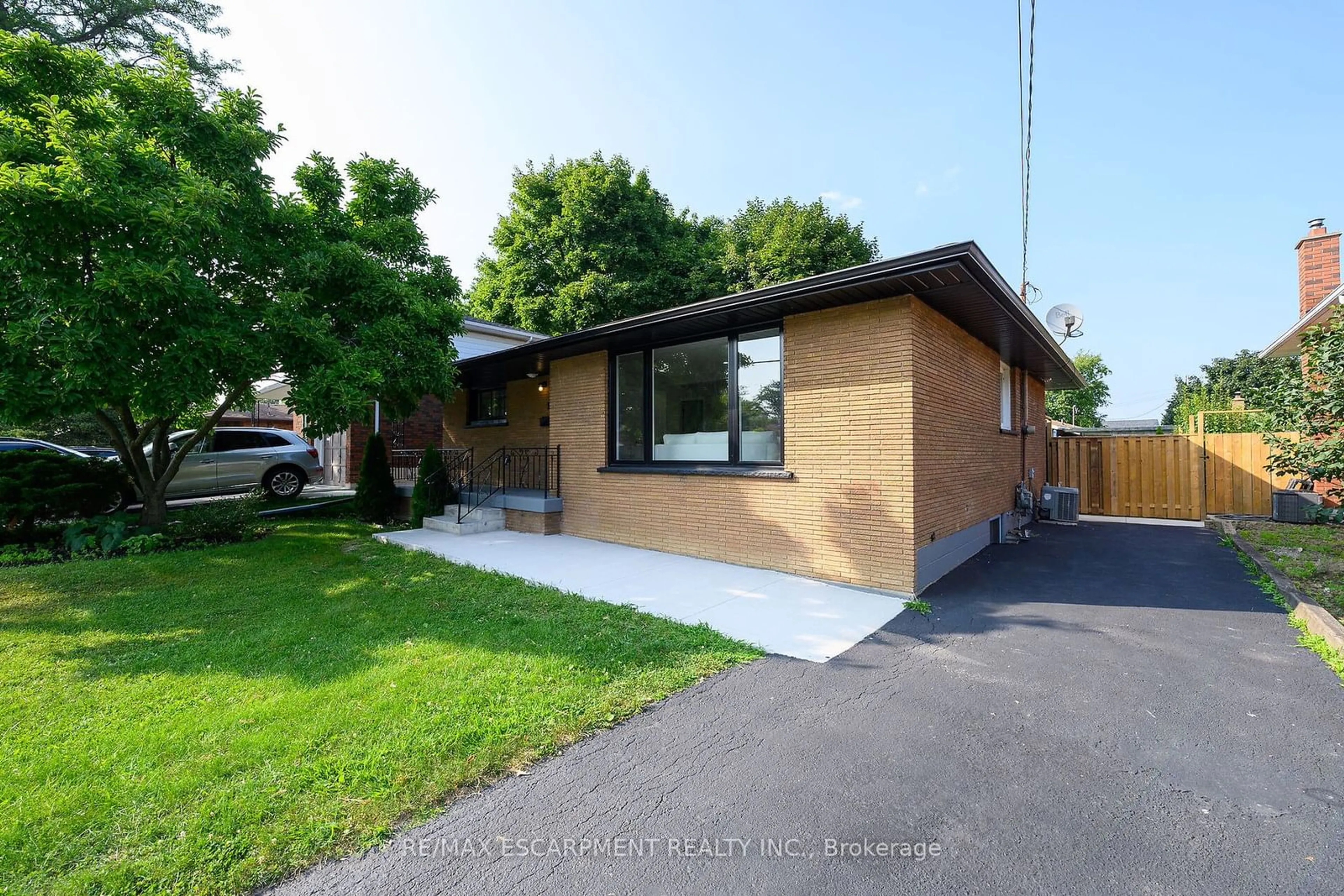 Home with brick exterior material for 32 MIAMI Dr, Hamilton Ontario L9C 2K3