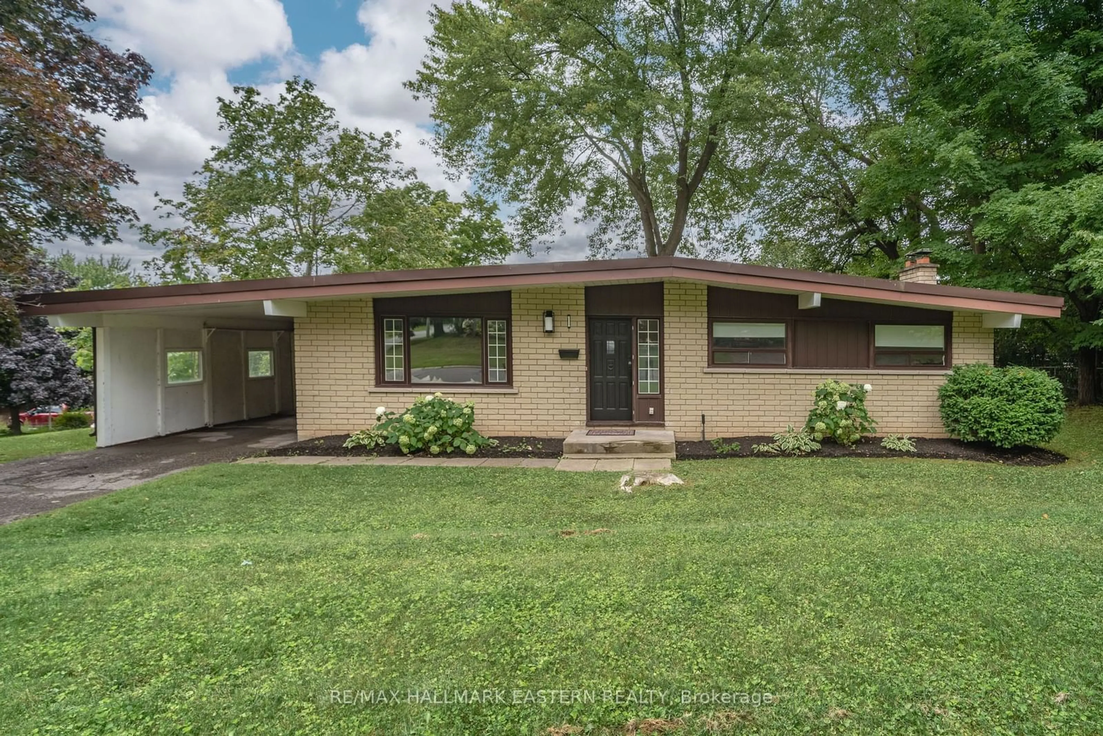 Frontside or backside of a home, cottage for 1 Seneca Rd, Peterborough Ontario K9H 6T8