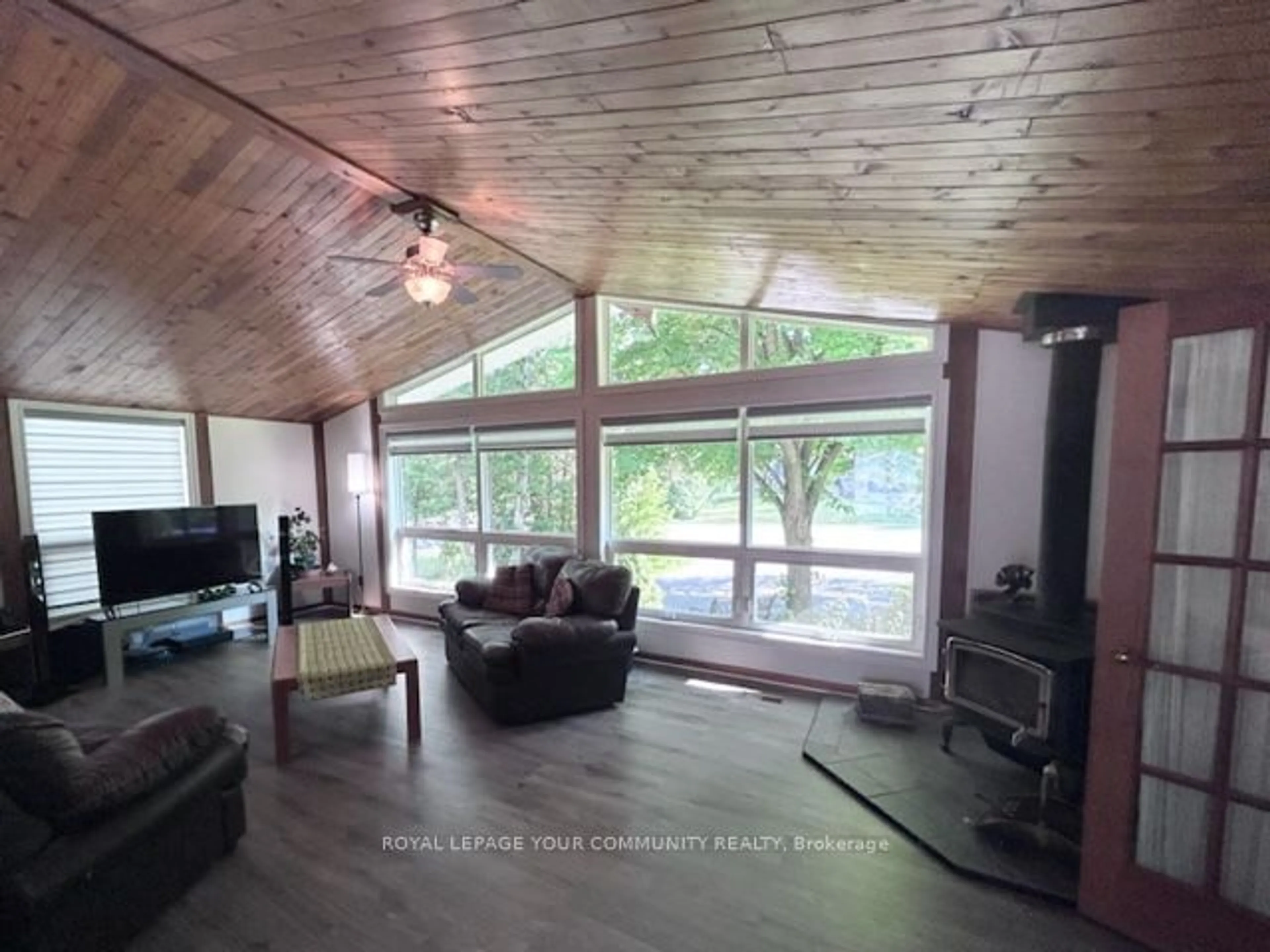 Living room for 5 Pinewood Blvd, Kawartha Lakes Ontario K0M 2T0