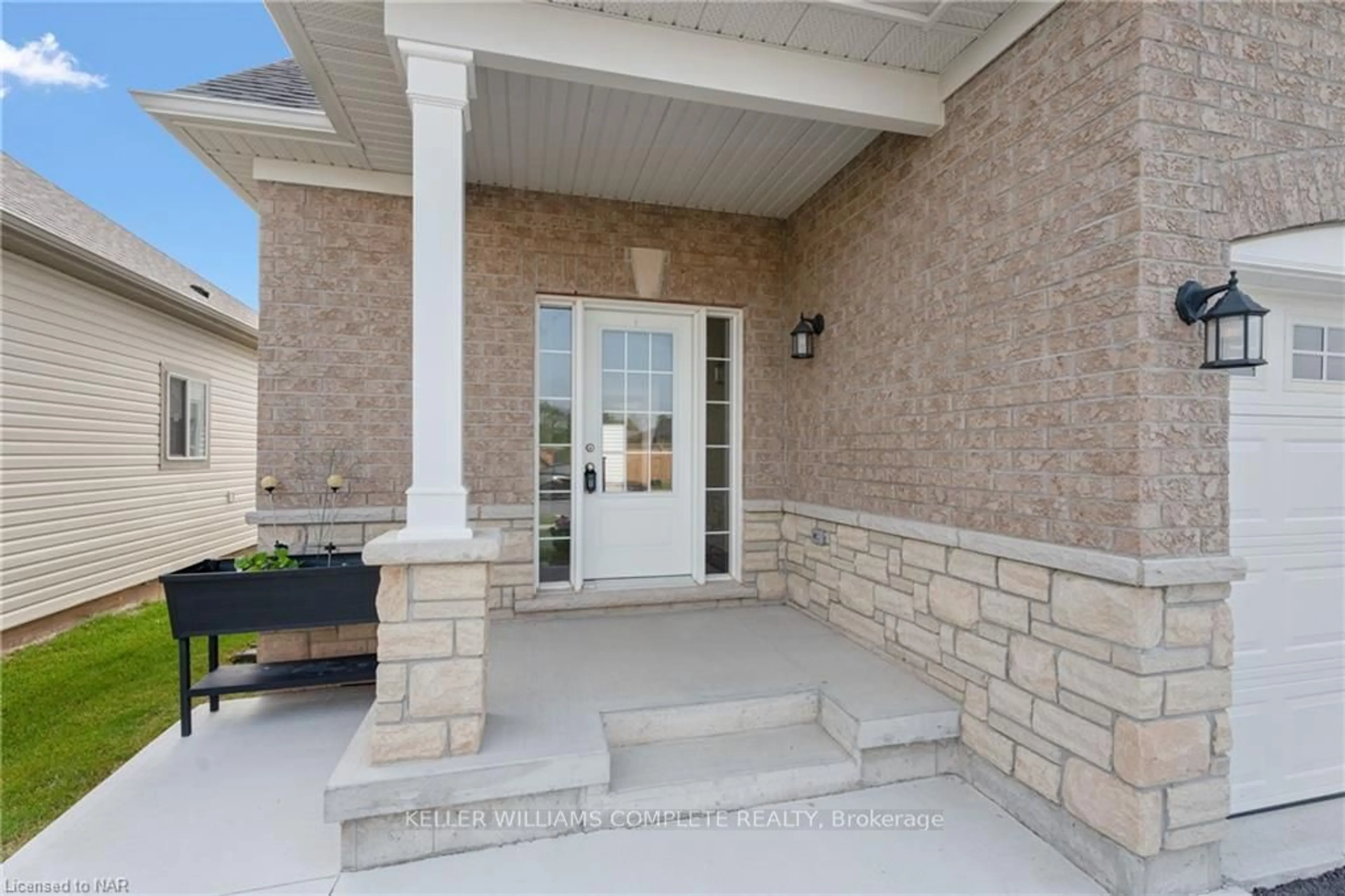 Indoor entryway, ceramic floors for 408 HUMMEL Cres, Fort Erie Ontario L2A 0E8