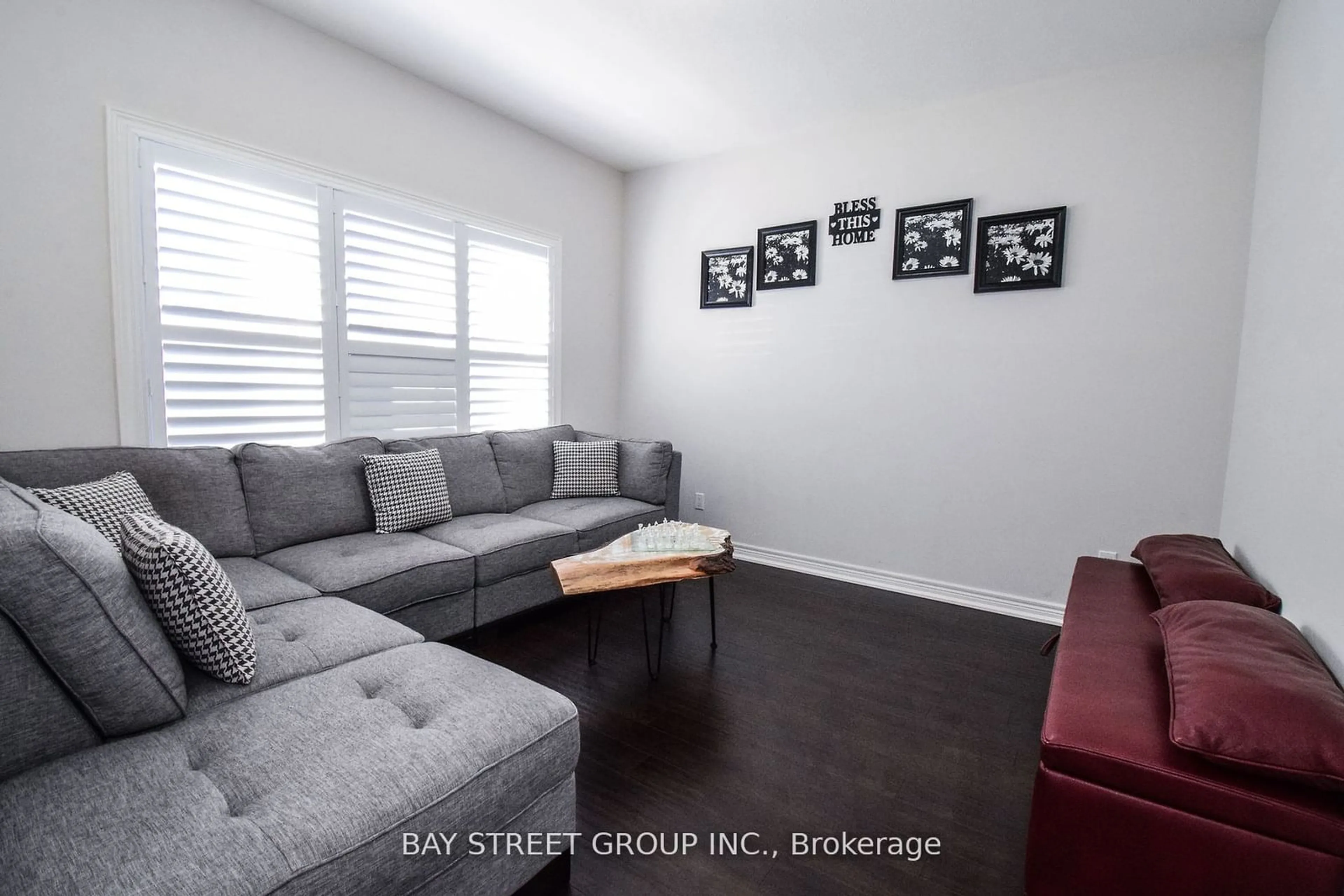 Living room, wood floors for 490 Silverwood Ave, Welland Ontario L3C 0C6