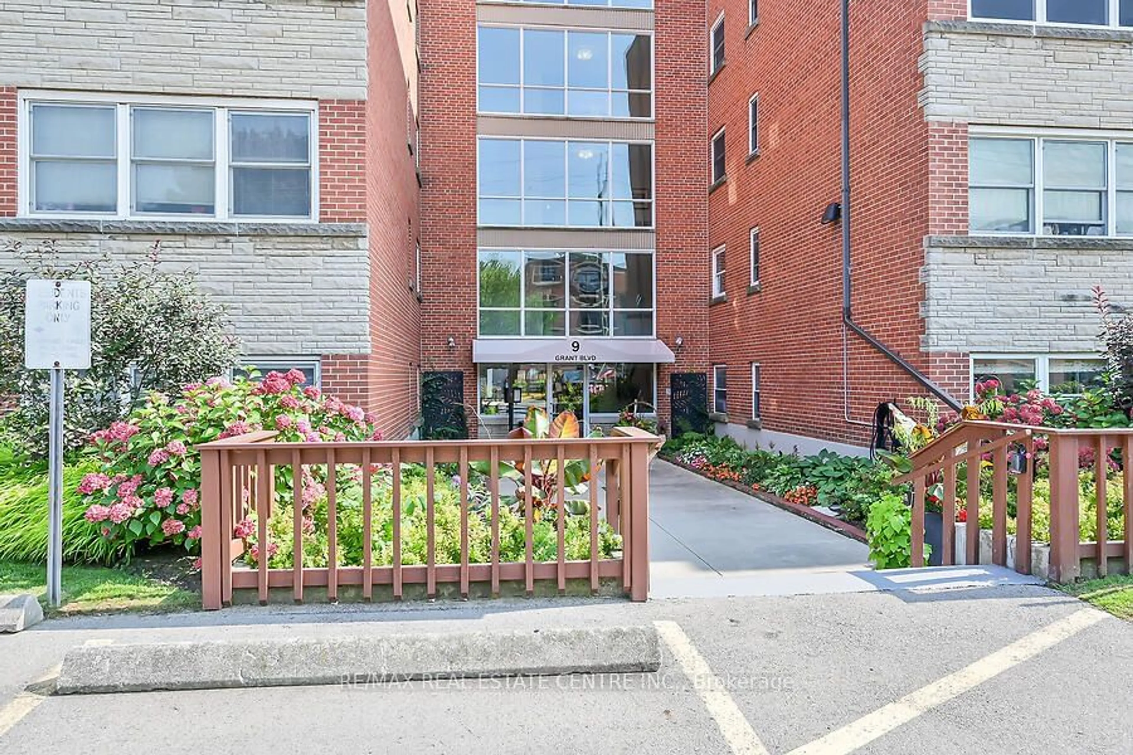 Patio, the street view for 9 GRANT Blvd #107, Hamilton Ontario L9H 4L5