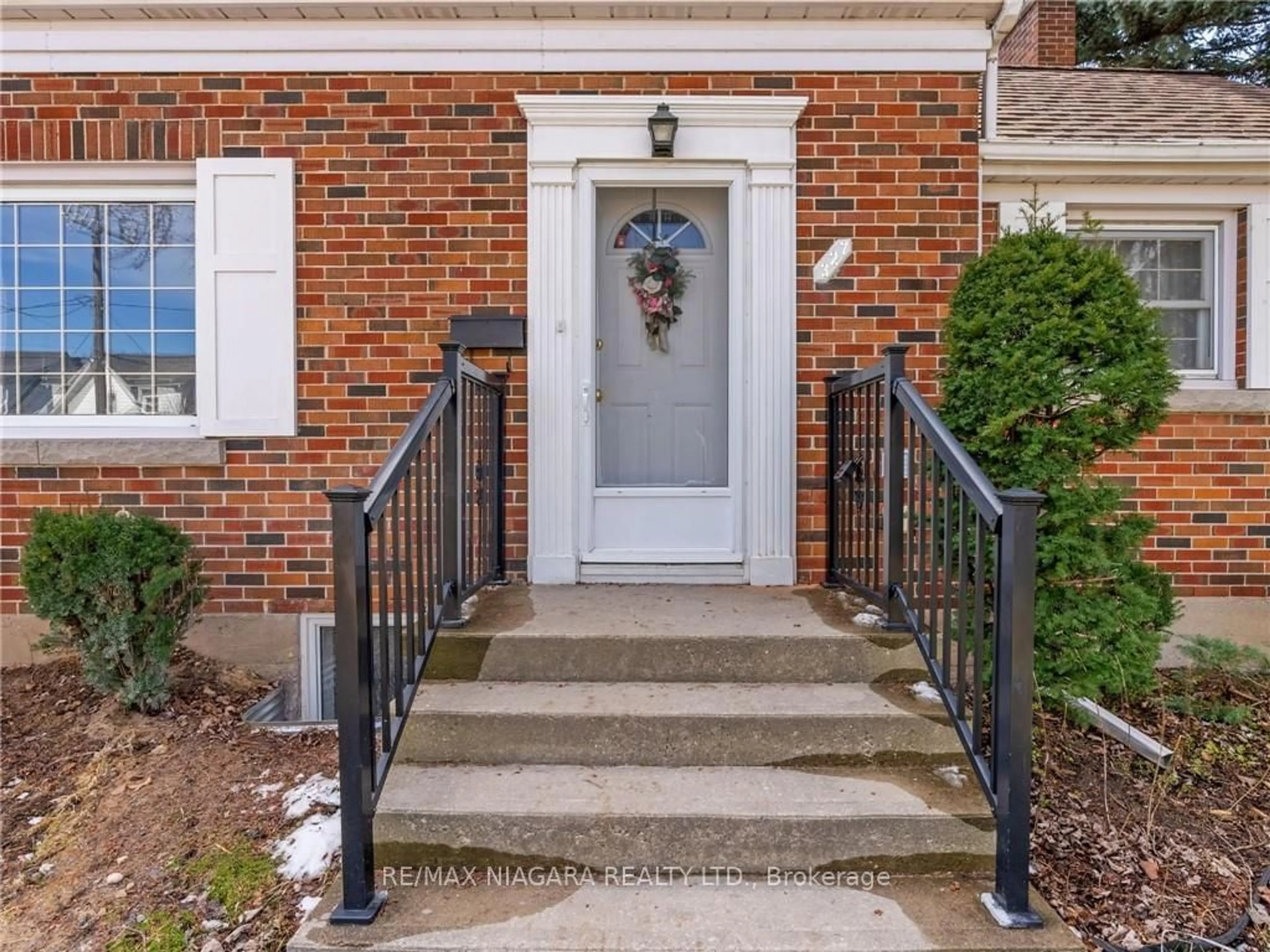 Indoor entryway, wood floors for 327 Darling St, Brantford Ontario N3S 3Y1