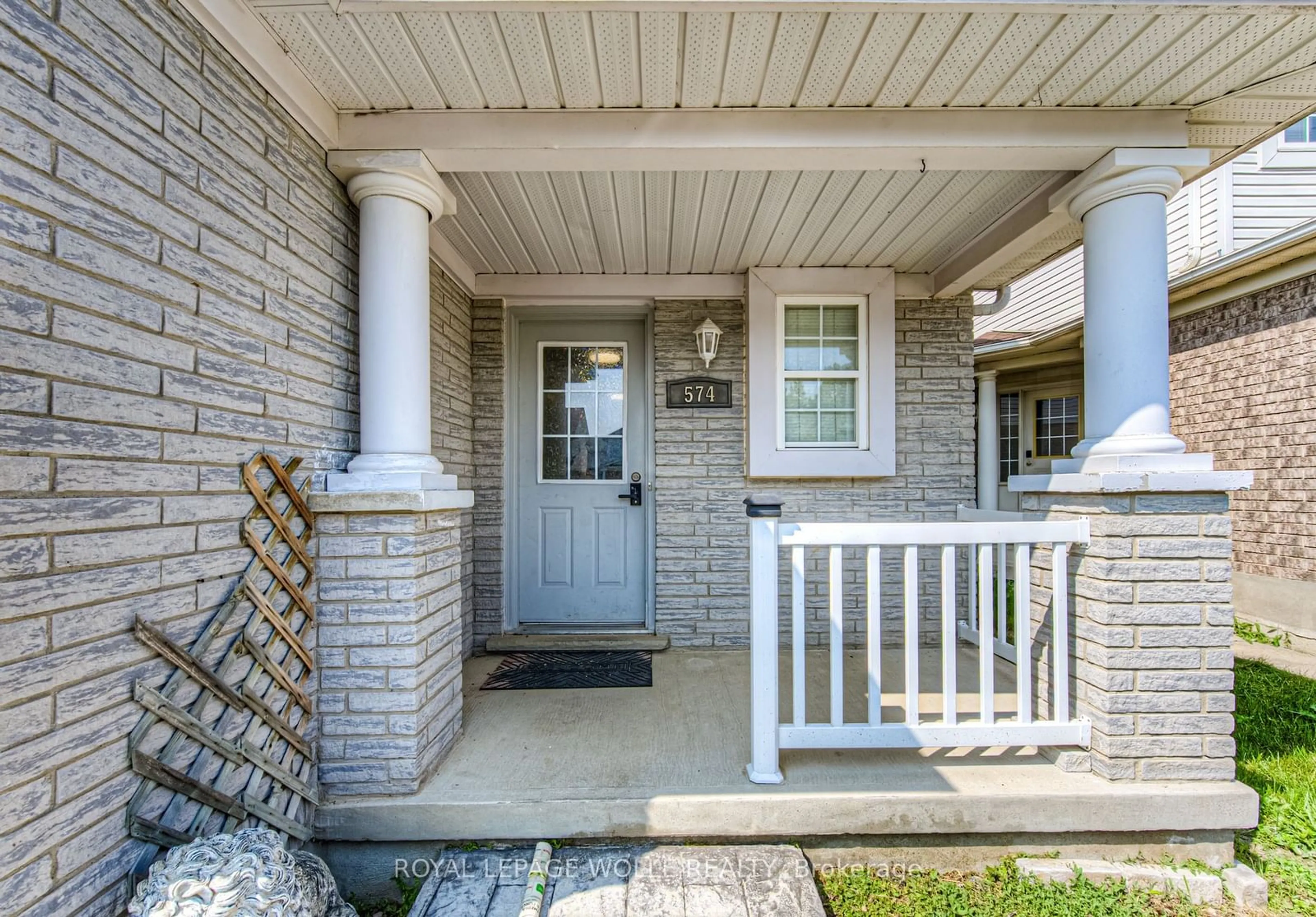 Indoor entryway for 574 Bonavista Dr, Waterloo Ontario N2K 3Z7