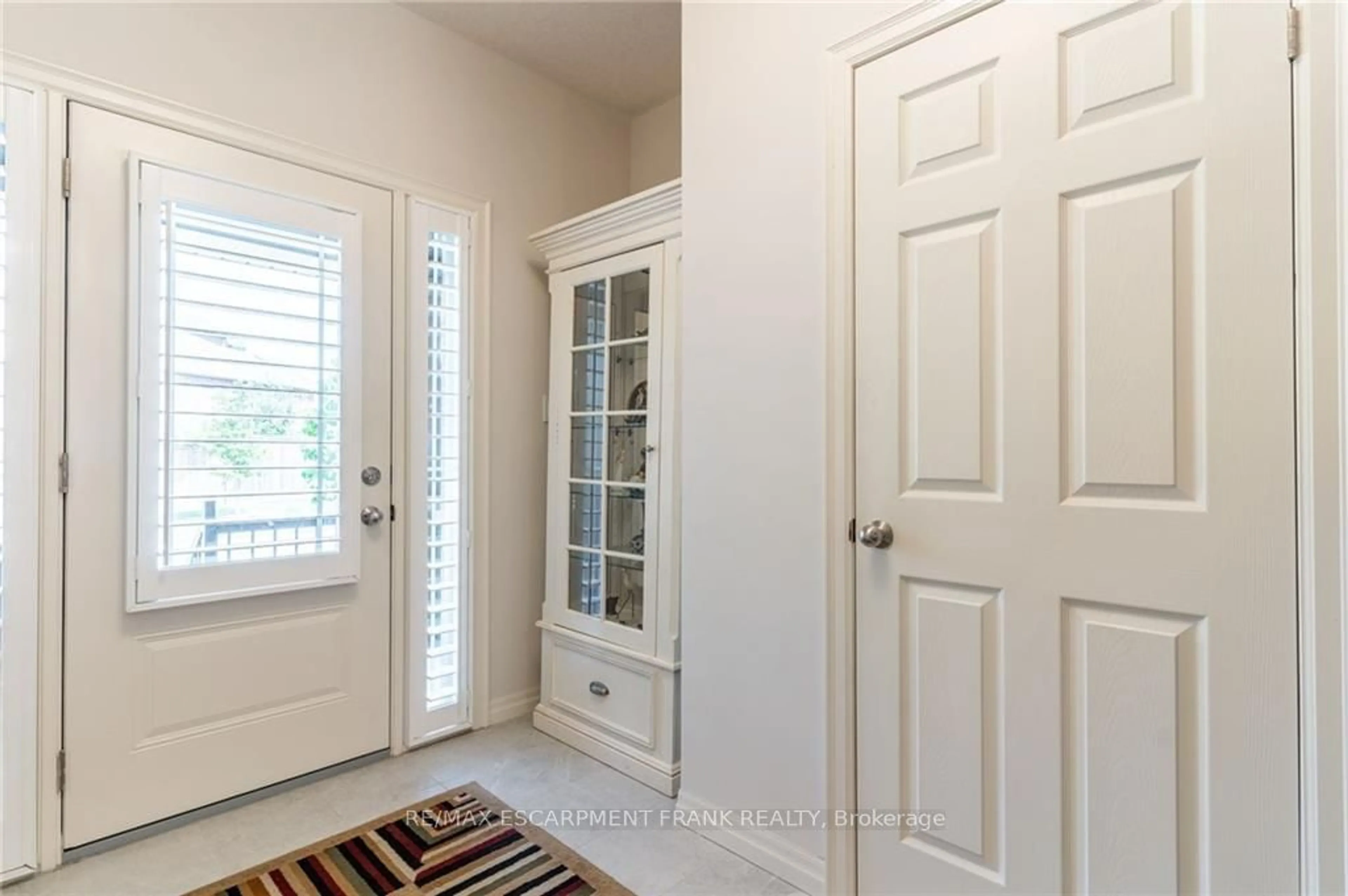 Indoor entryway, wood floors for 18 TAMARACK Way, Norfolk Ontario N3Y 4Z6