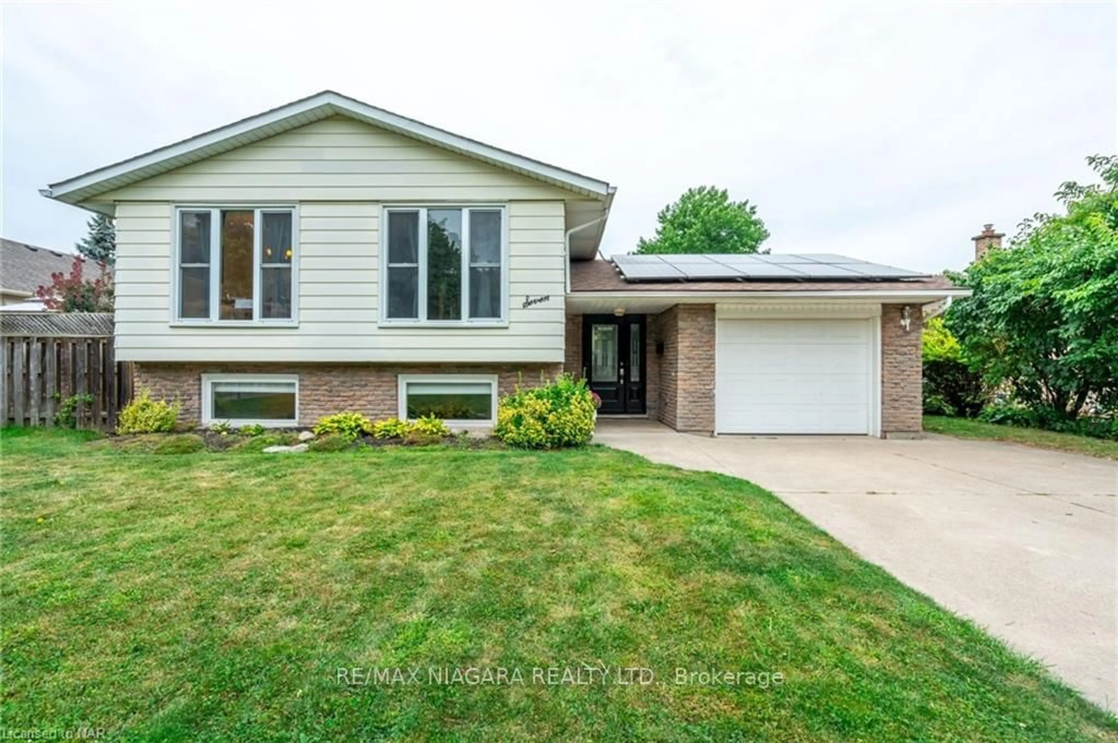 Frontside or backside of a home, the street view for 7 Royal Oak Dr, St. Catharines Ontario L2N 4B7