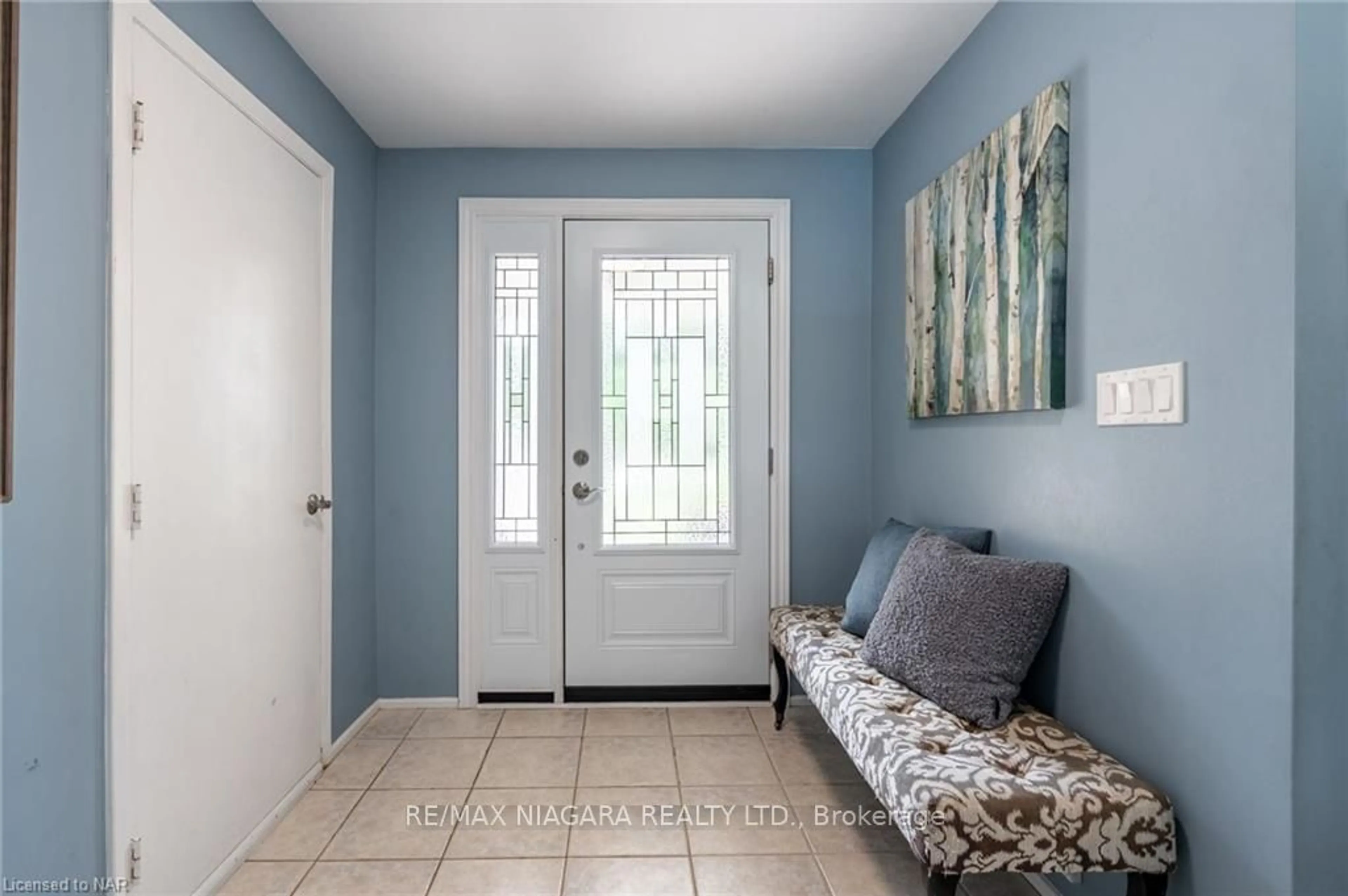 Indoor entryway, wood floors for 7 Royal Oak Dr, St. Catharines Ontario L2N 4B7