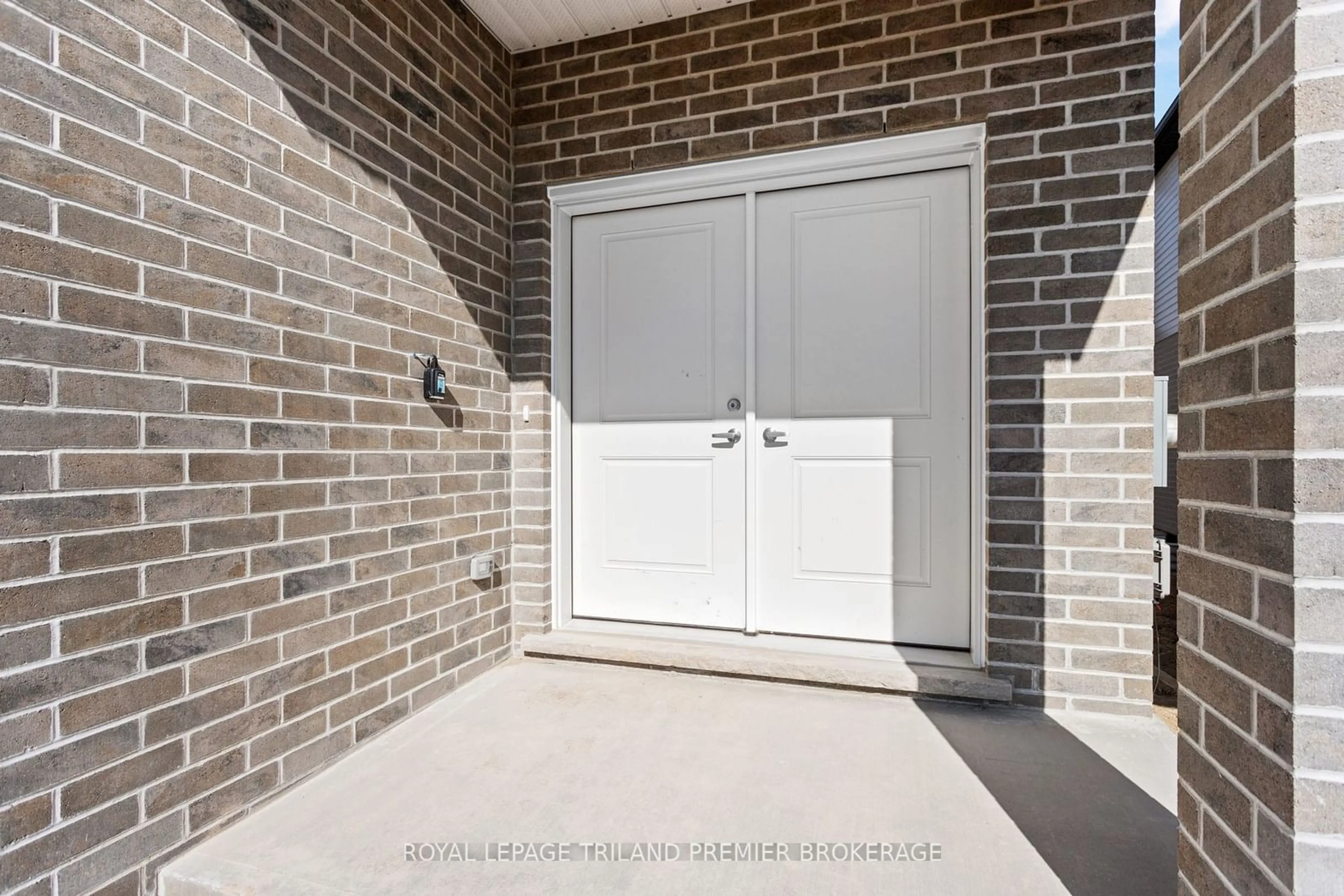 Indoor entryway for 2222 Southport Cres, London Ontario N6M 0H9