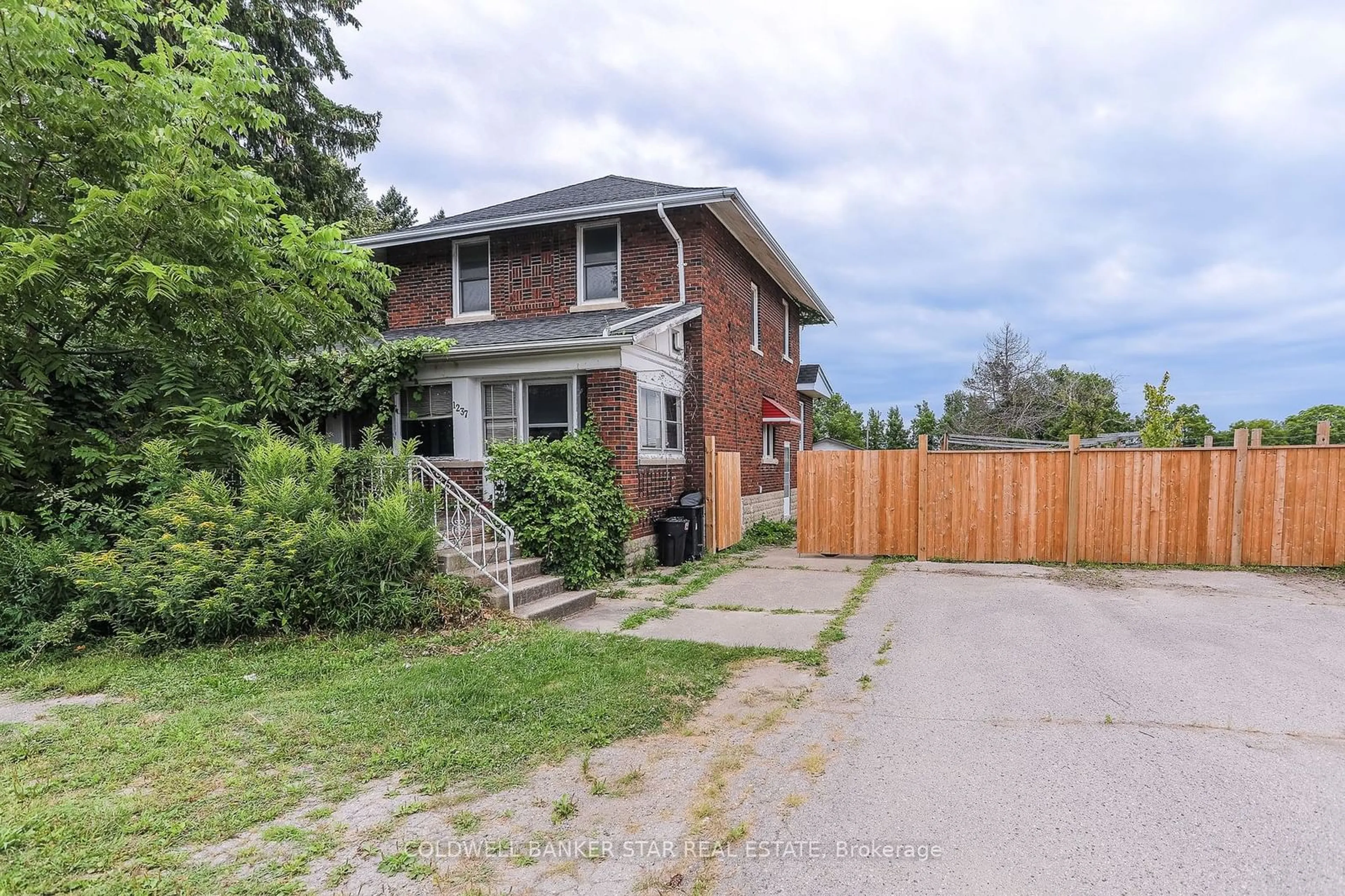 Frontside or backside of a home, the street view for 1237 TALBOT St, St. Thomas Ontario N5P 1G8