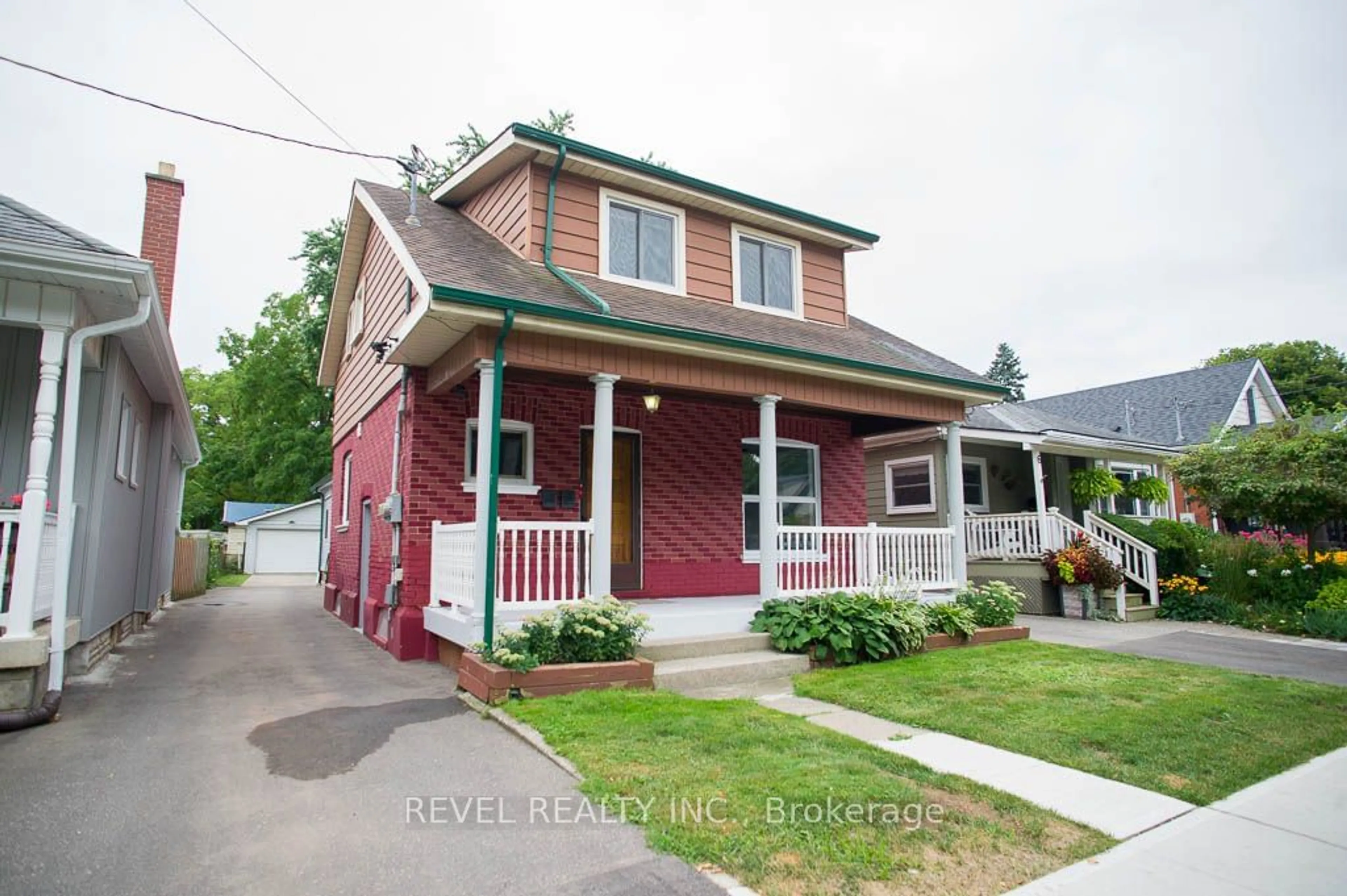 Frontside or backside of a home for 8 Helen Ave, Brantford Ontario N3T 1C6