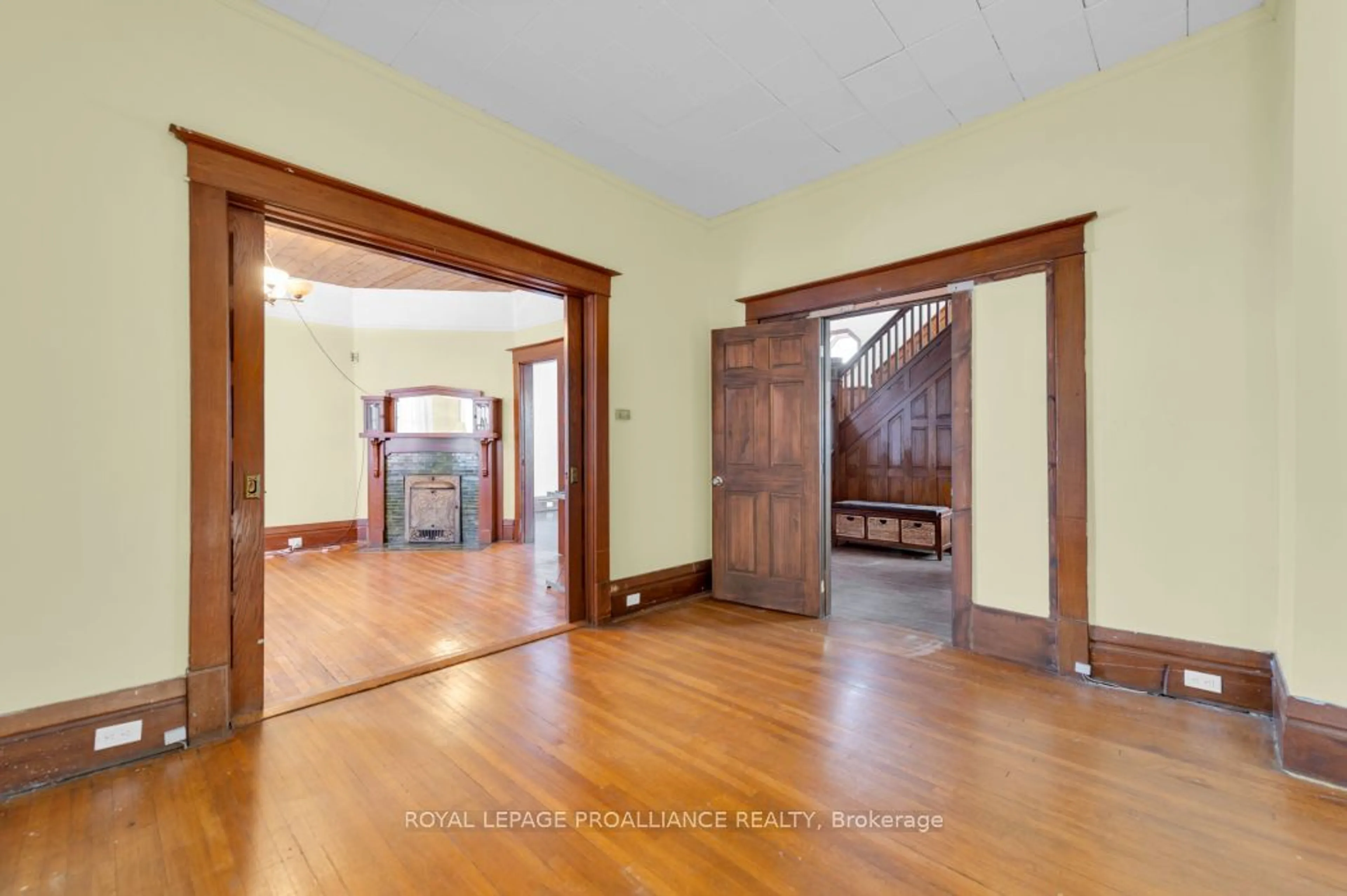 Indoor foyer, wood floors for 70 Bridge St, Belleville Ontario K8P 1J2