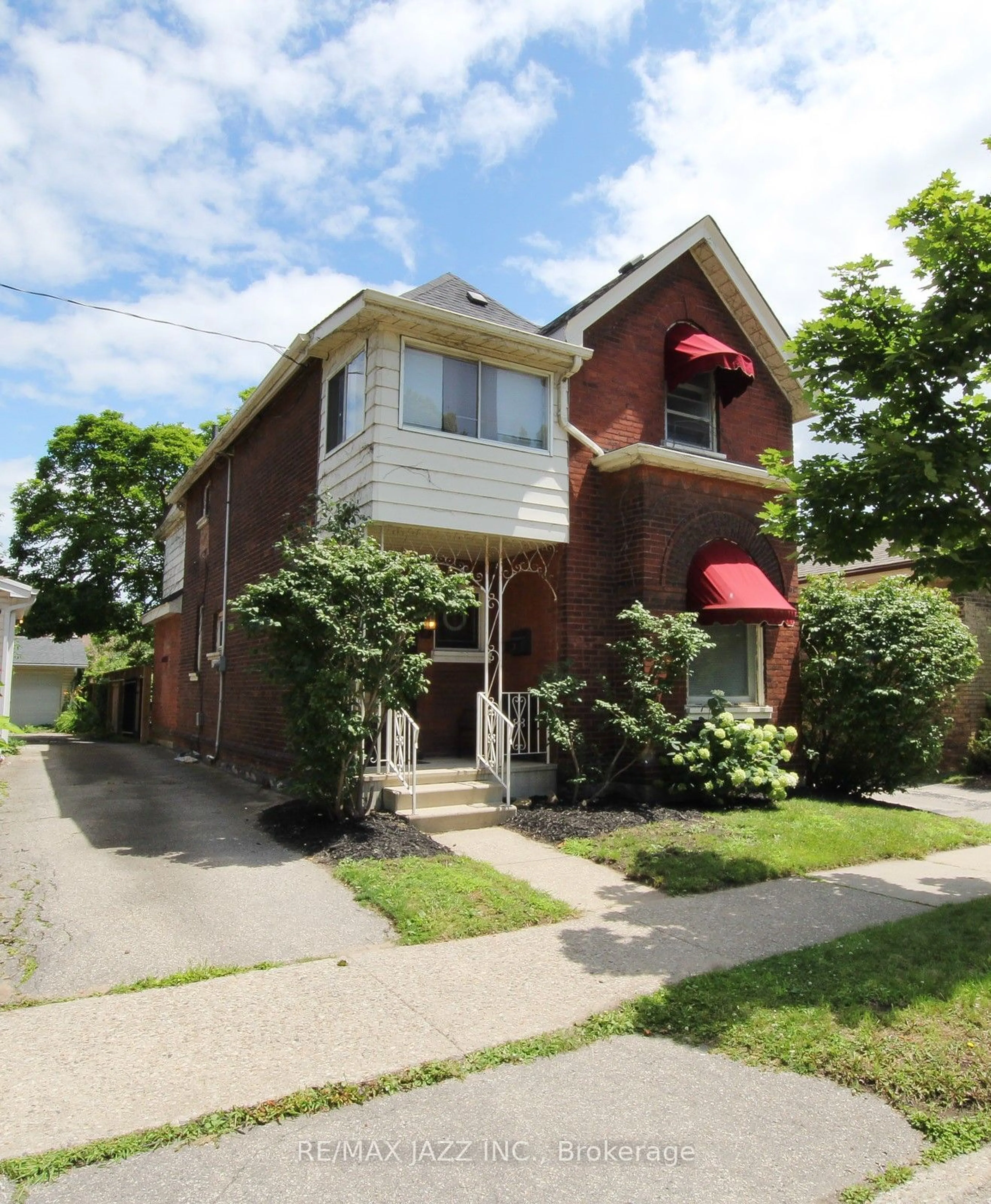 Frontside or backside of a home for 243 Brant Ave, Brantford Ontario N3T 3J4