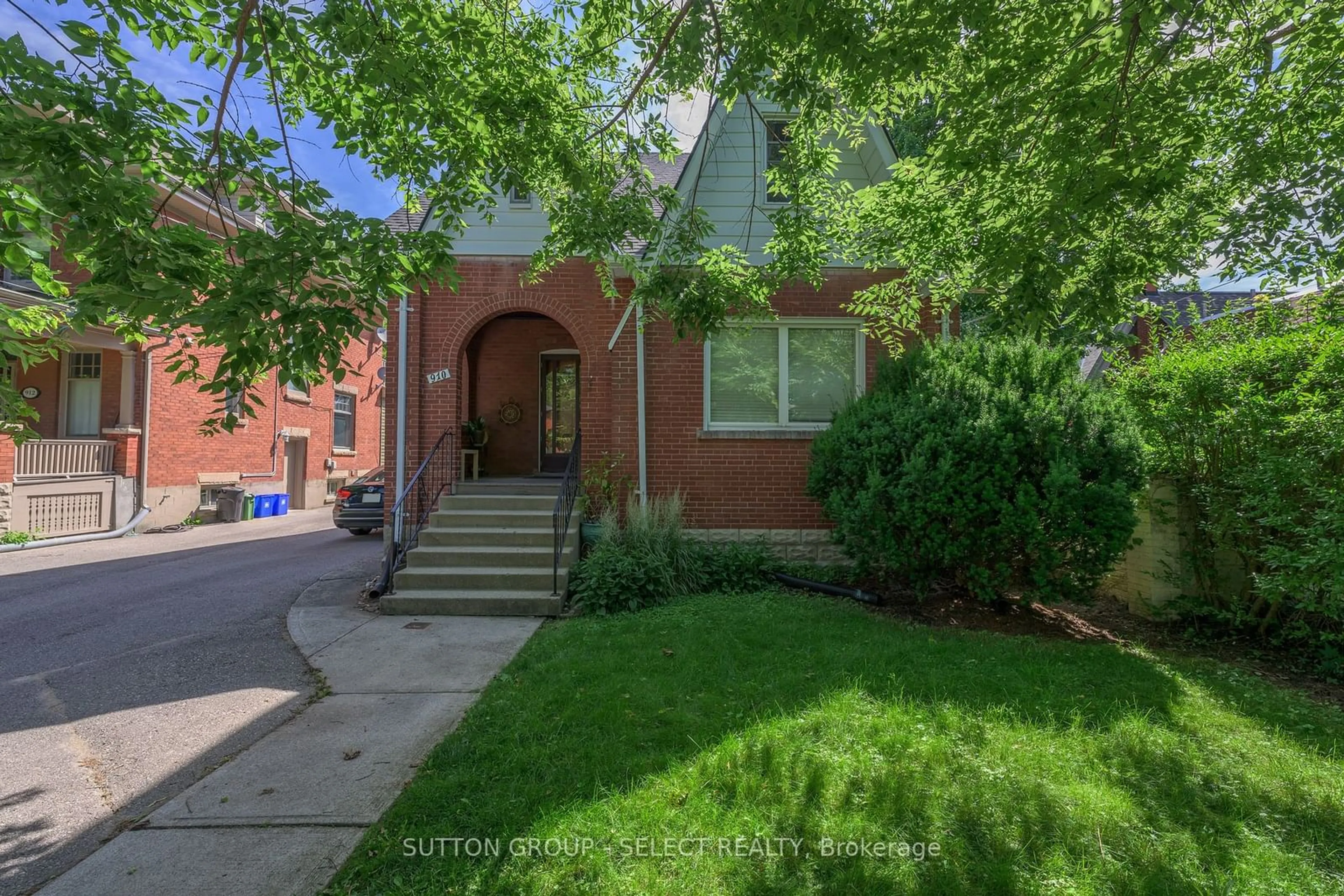 Frontside or backside of a home for 910 Colborne St, London Ontario N6A 4A4