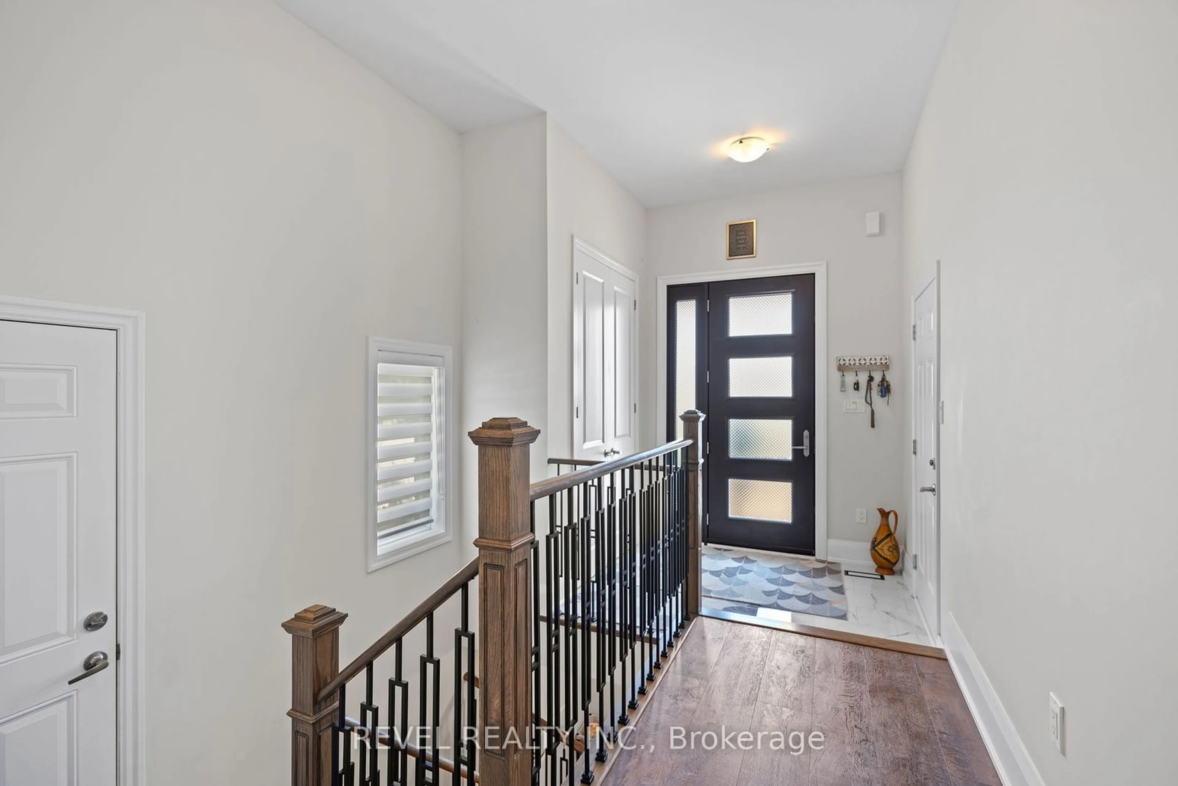 Indoor entryway, wood floors for 376 Concession 3 Rd, Niagara-on-the-Lake Ontario L0S 1J1