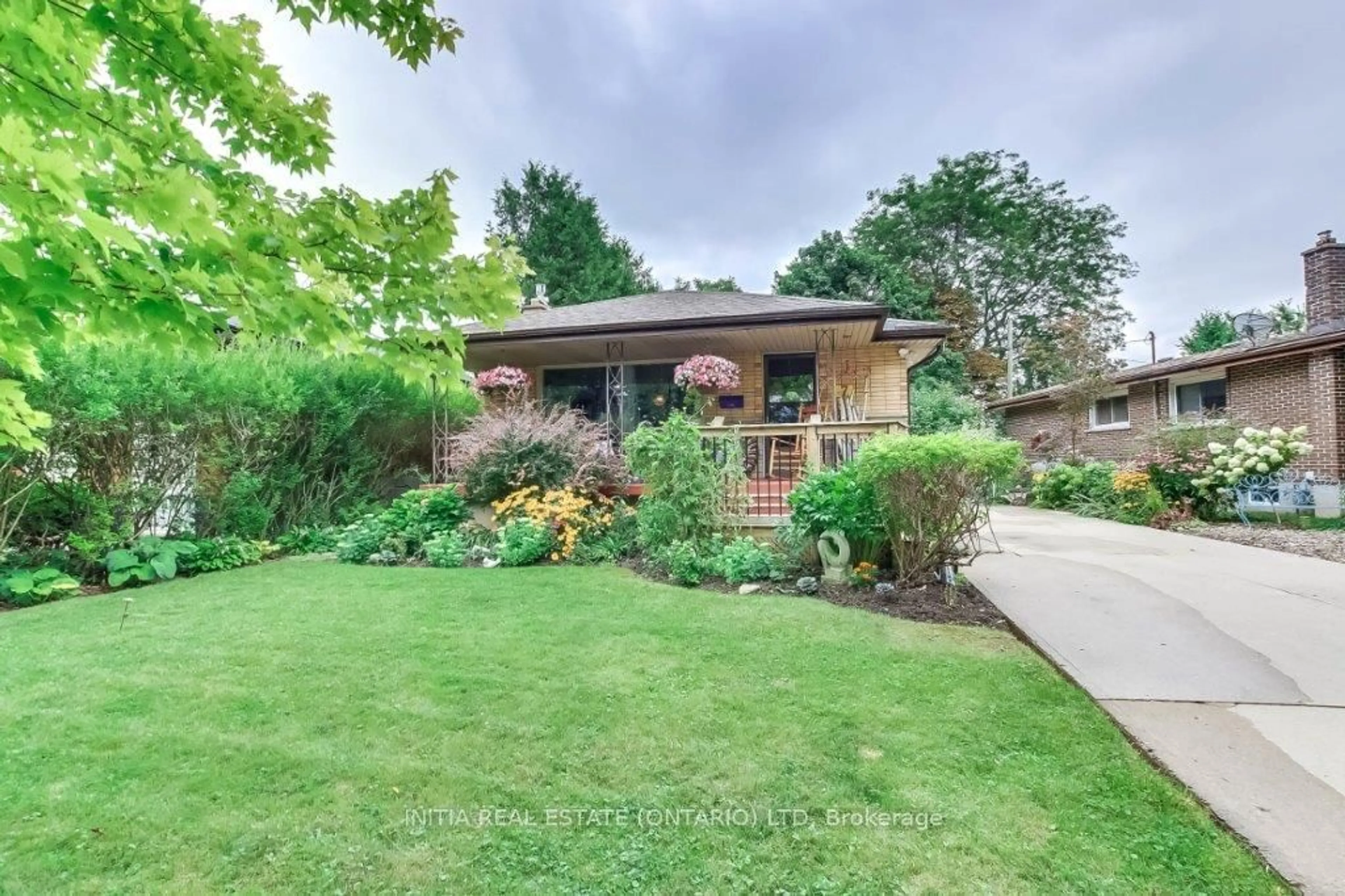 Frontside or backside of a home for 7 Oregon Rd, London Ontario N5Z 4B8