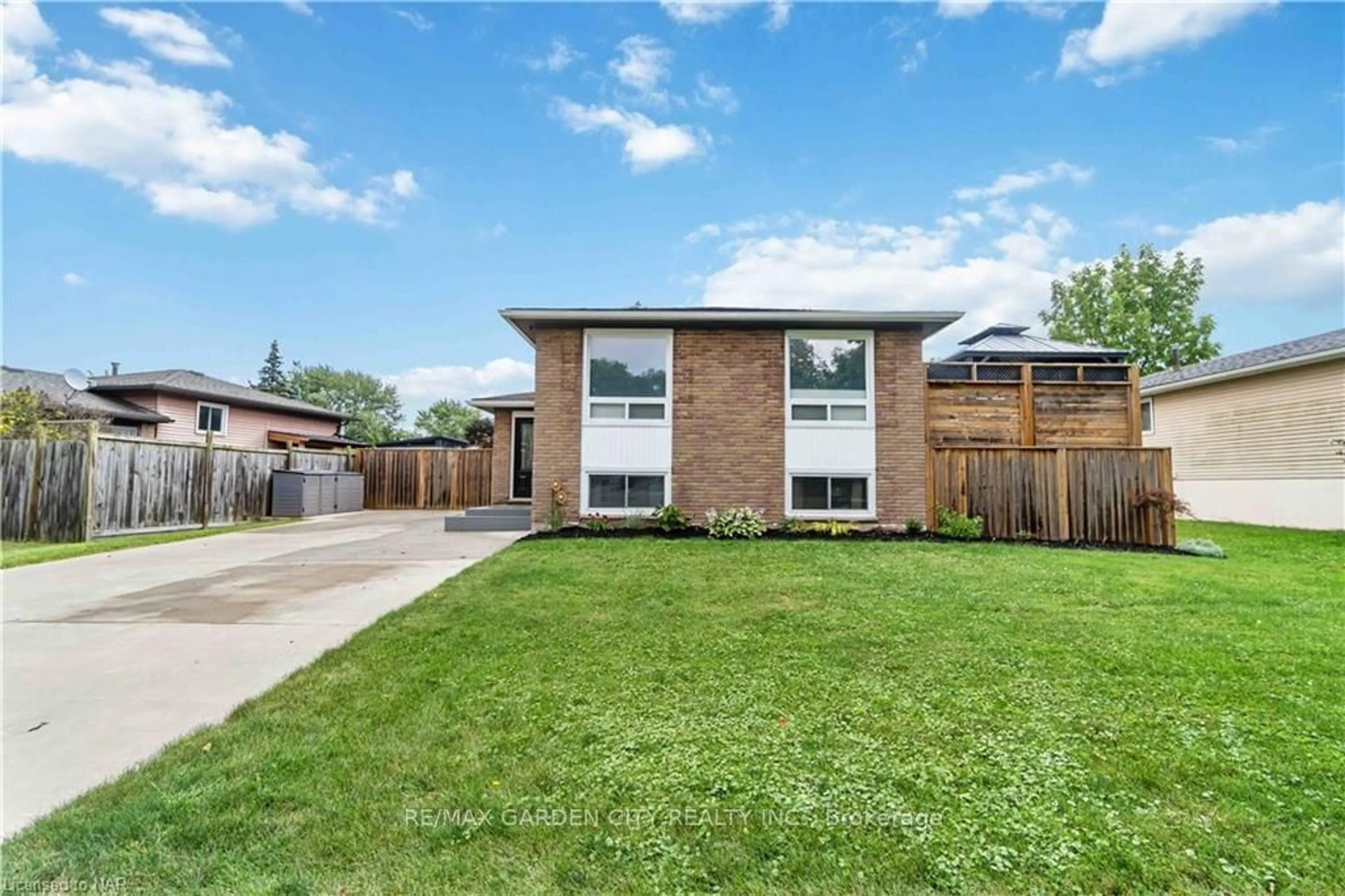 Frontside or backside of a home, the fenced backyard for 86 Leaside Dr, Welland Ontario L3C 6B2