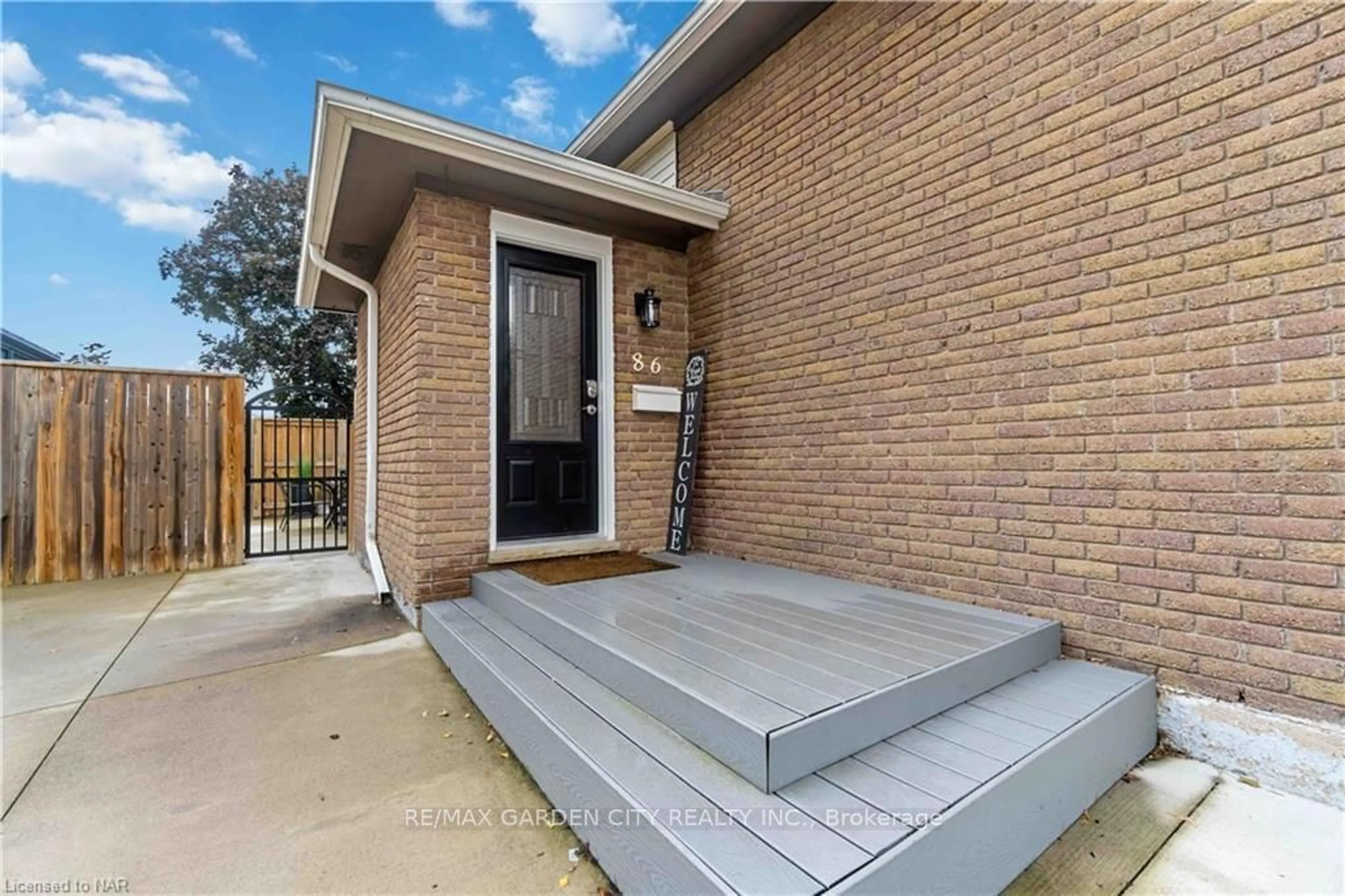 Home with brick exterior material for 86 Leaside Dr, Welland Ontario L3C 6B2