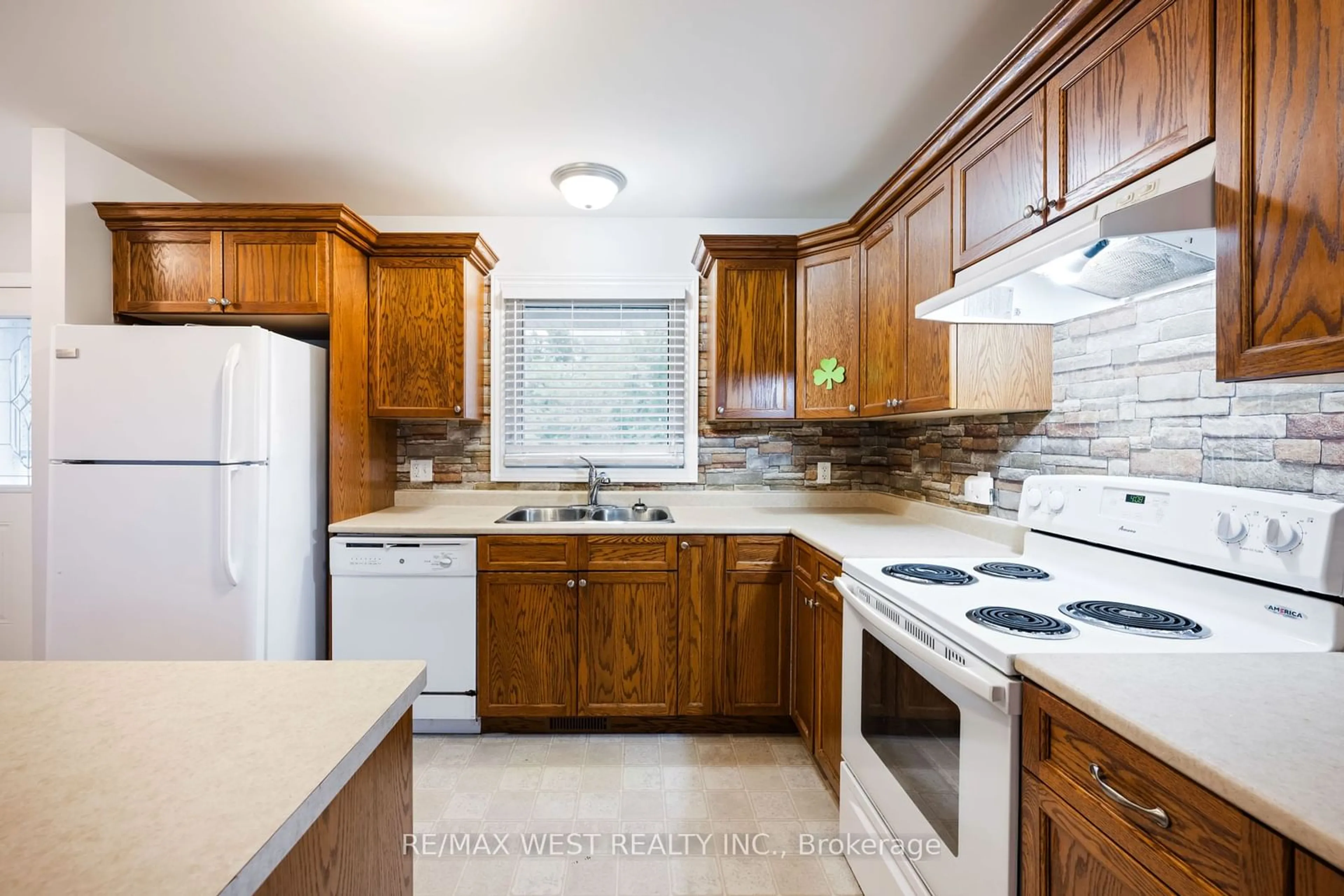 Standard kitchen for 140 Joseph St, Shelburne Ontario L0N 1S4