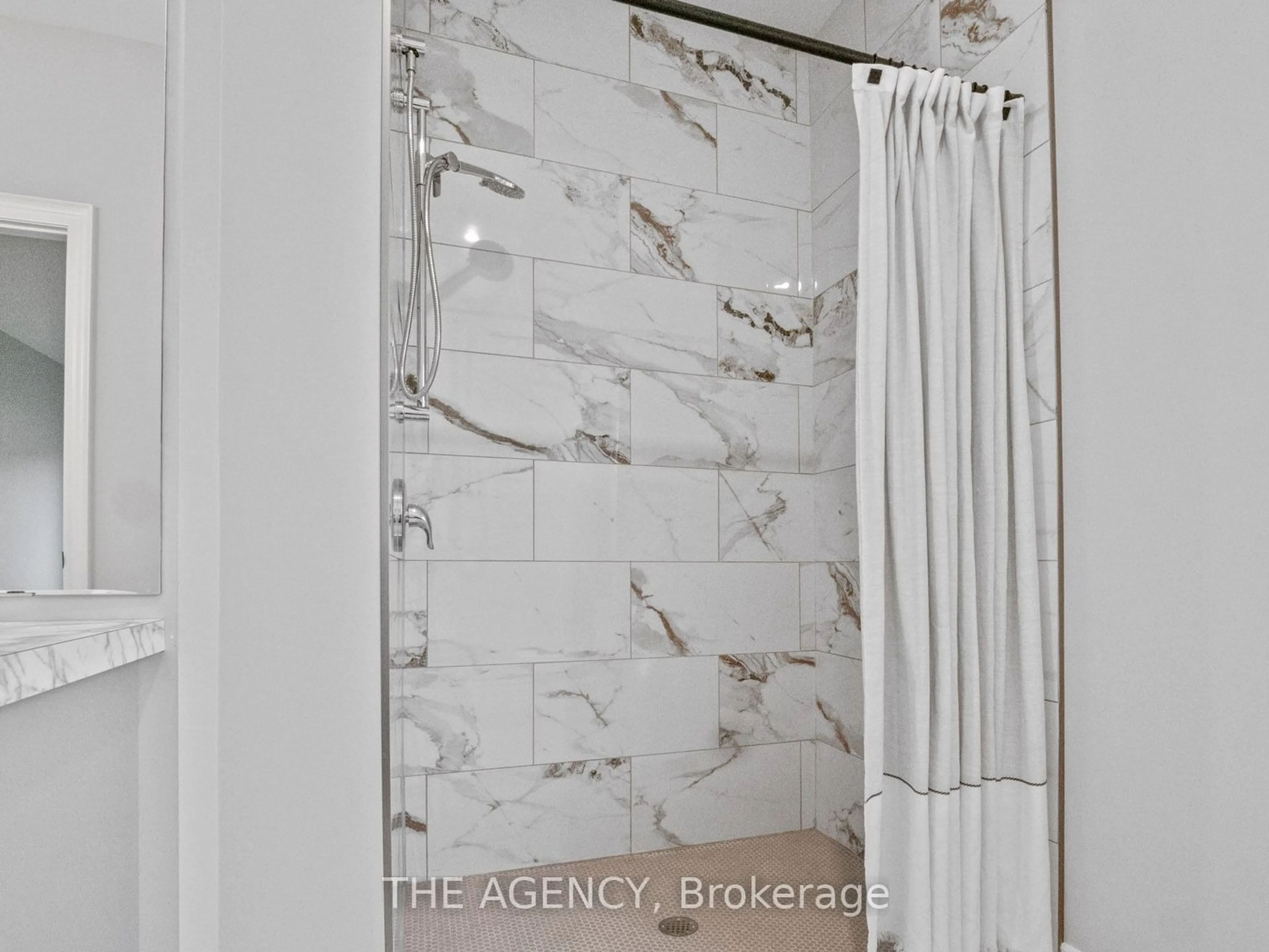 Contemporary bathroom, ceramic floors for 211 Sycamore St, Welland Ontario L3C 0J8