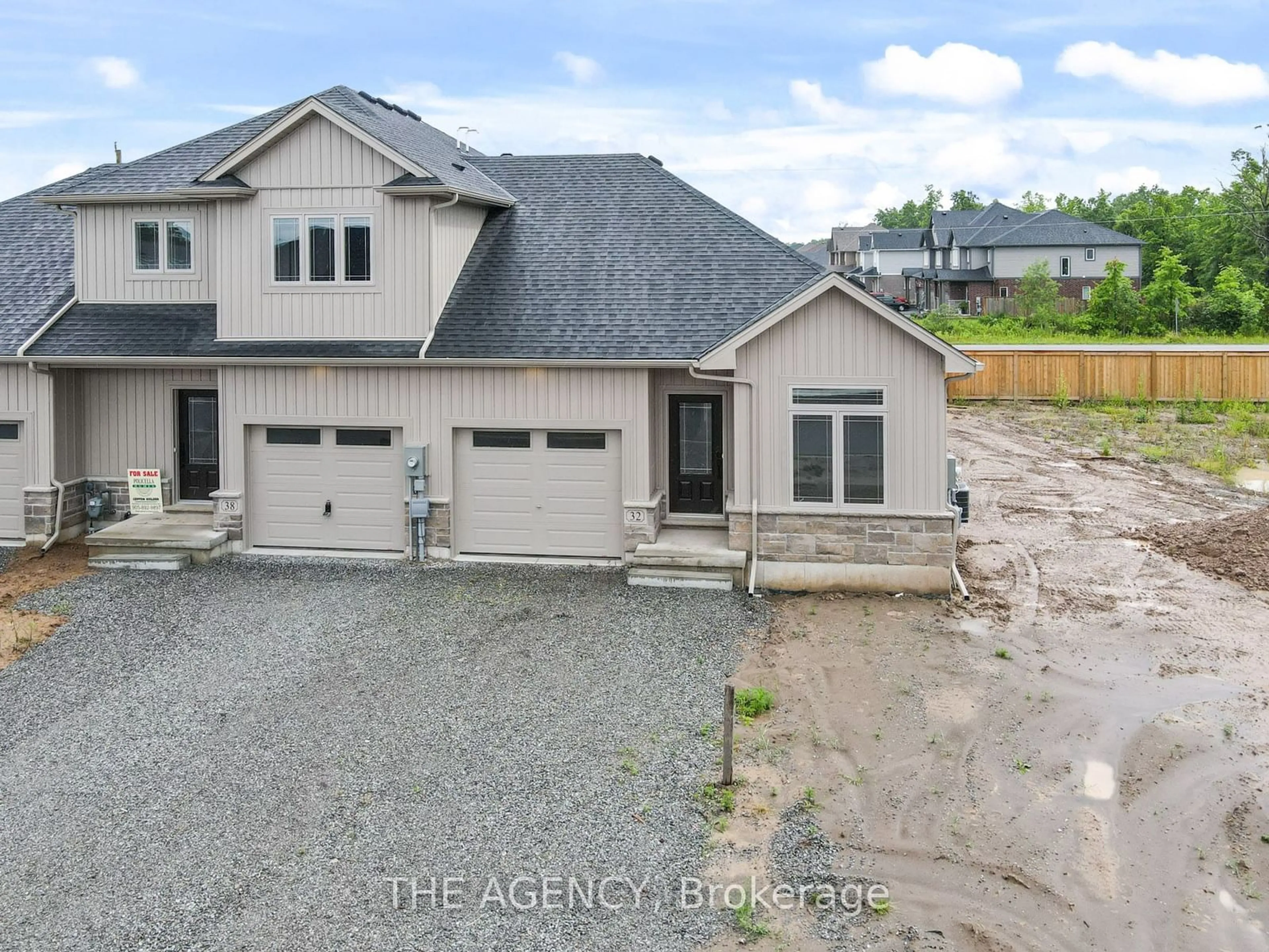 Frontside or backside of a home for 32 Austin Dr, Welland Ontario L3B 5N8