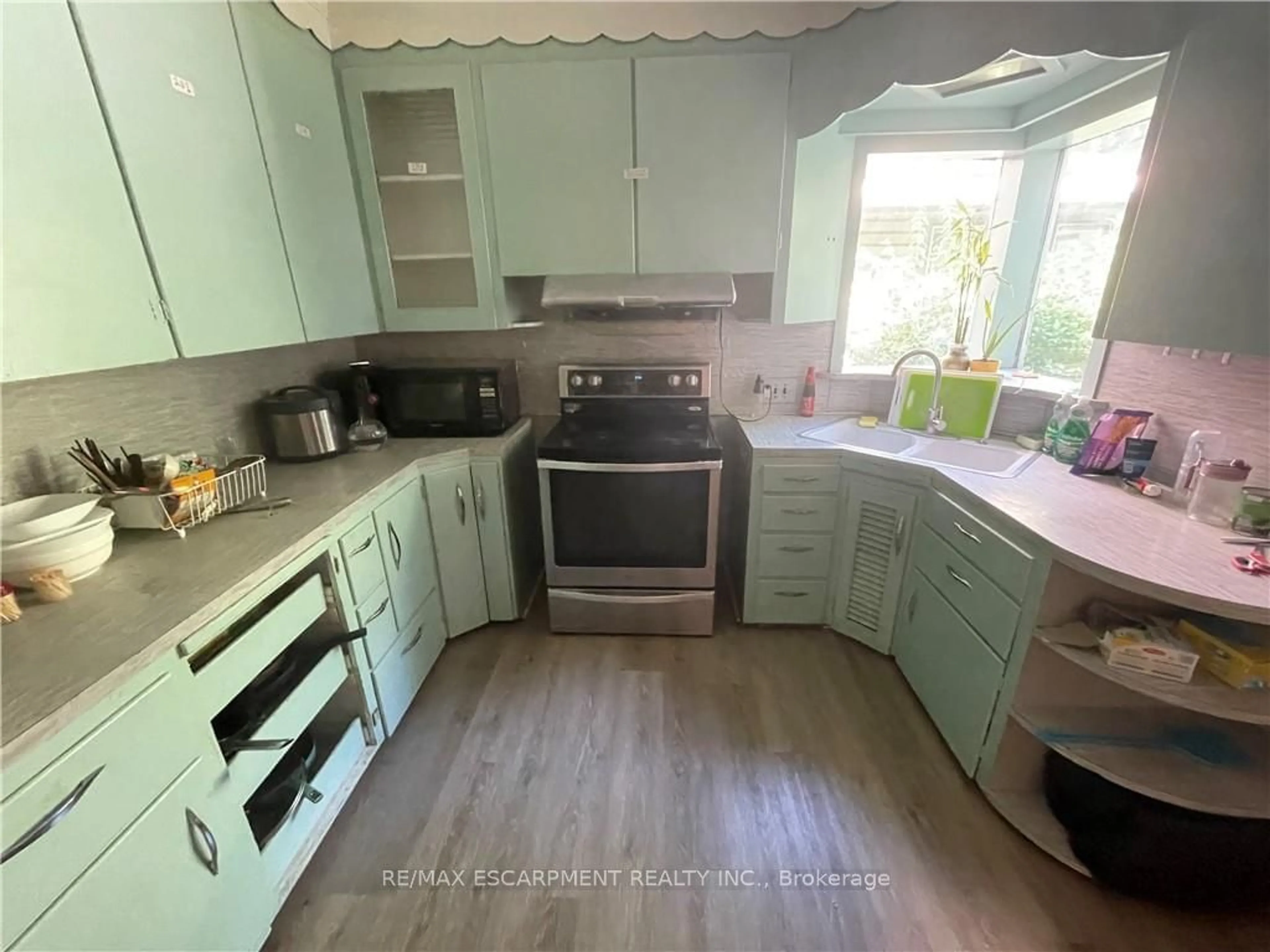 Standard kitchen, unknown for 84 ARNOLD St, Hamilton Ontario L8S 1R6