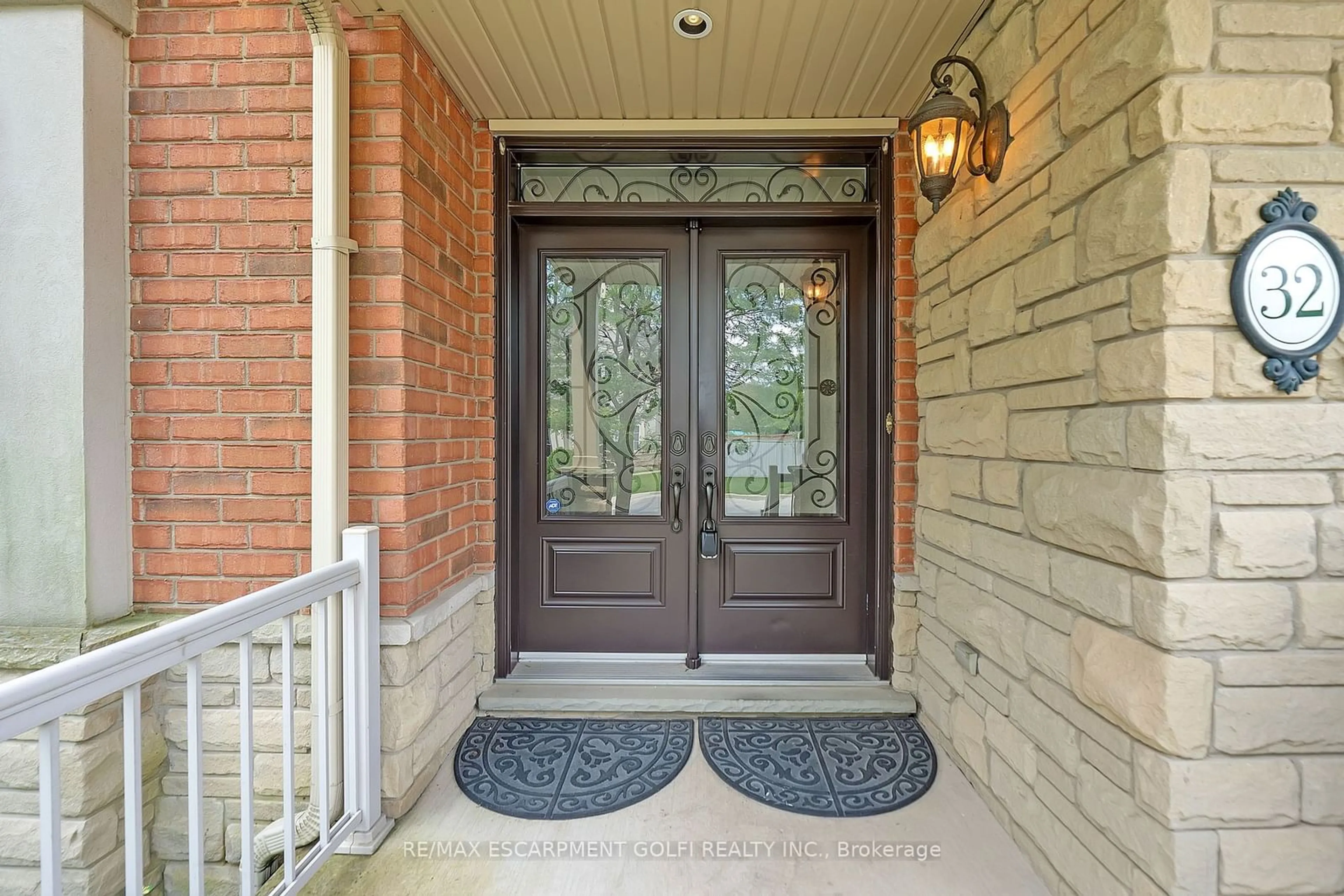 Indoor entryway for 32 Mccollum Rd, Hamilton Ontario L8E 6B8