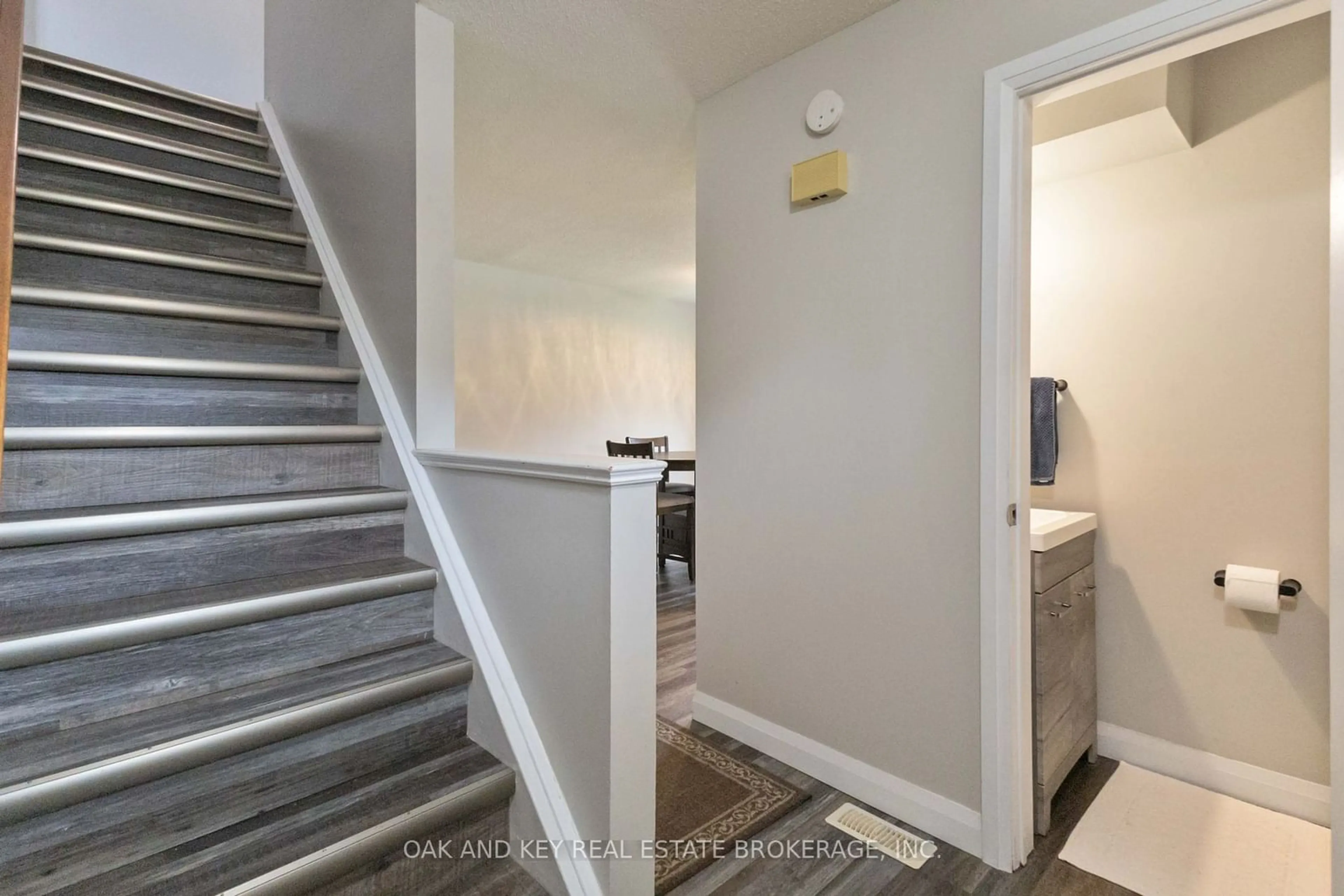 Indoor entryway, wood floors for 134 GARDENWOOD Dr, London Ontario N6J 3Z9