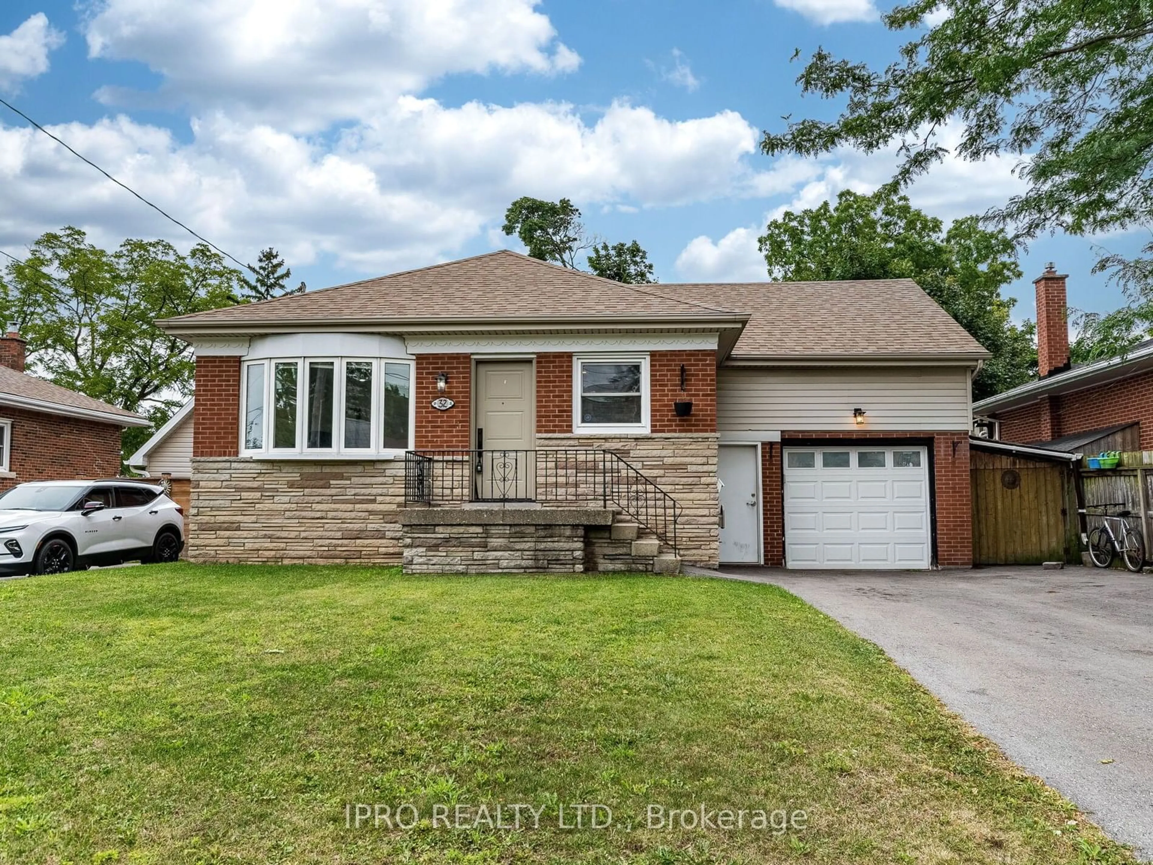 Frontside or backside of a home for 32 Bland Ave, Hamilton Ontario L8G 3R1