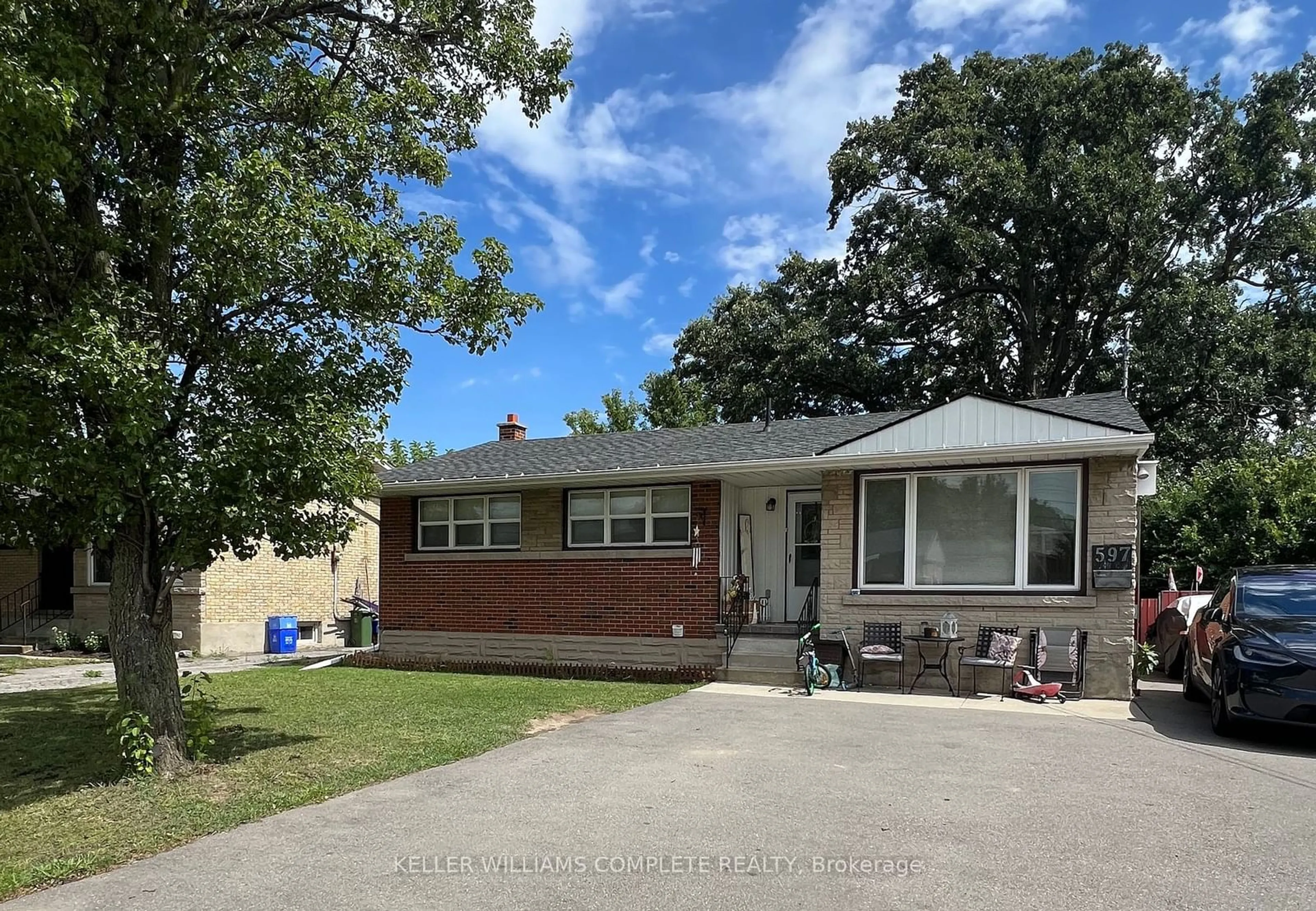 Frontside or backside of a home for 597 Upper Ottawa St, Hamilton Ontario L8T 3T4