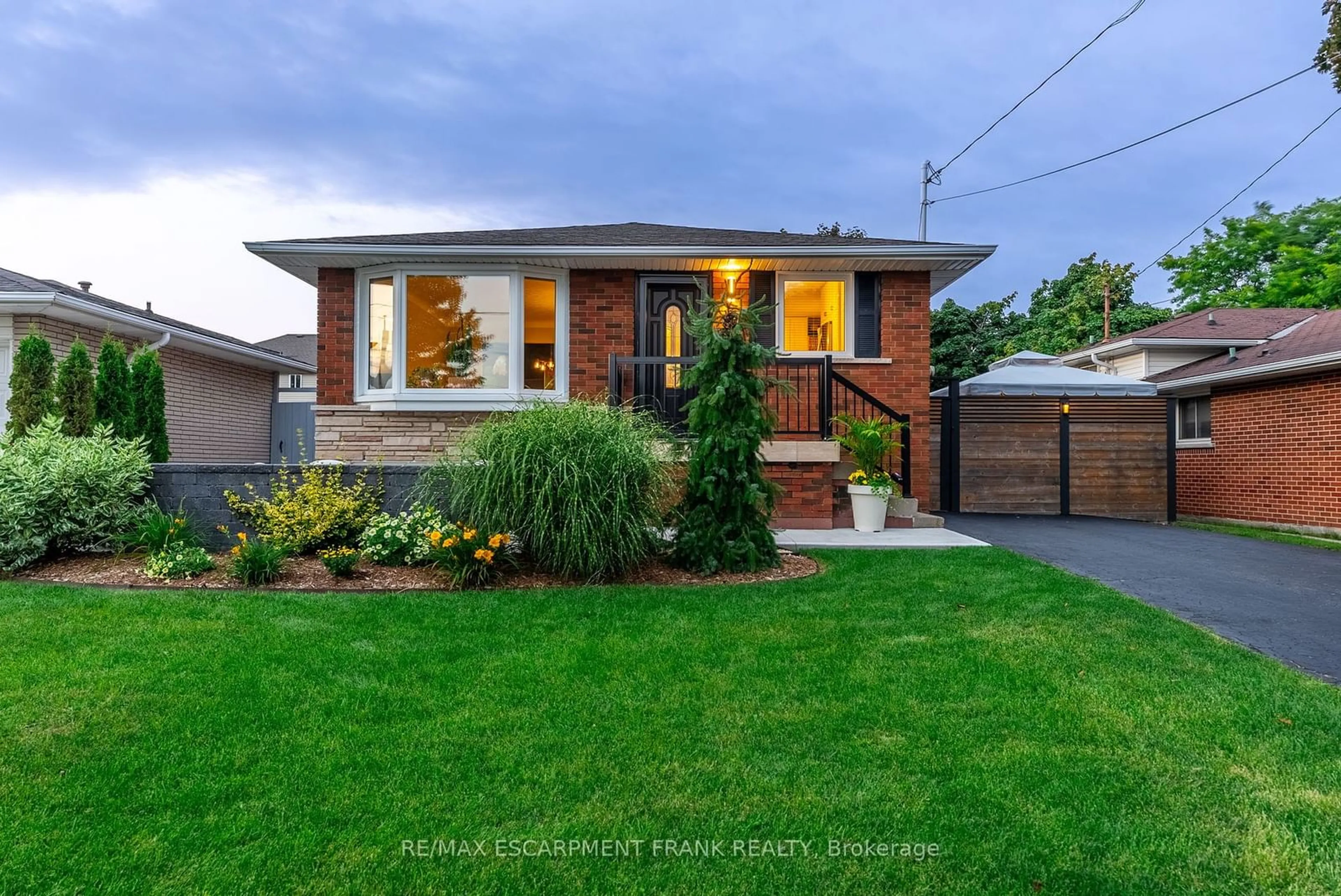 Home with brick exterior material for 9 Gatineau Dr, Hamilton Ontario L8T 2W3