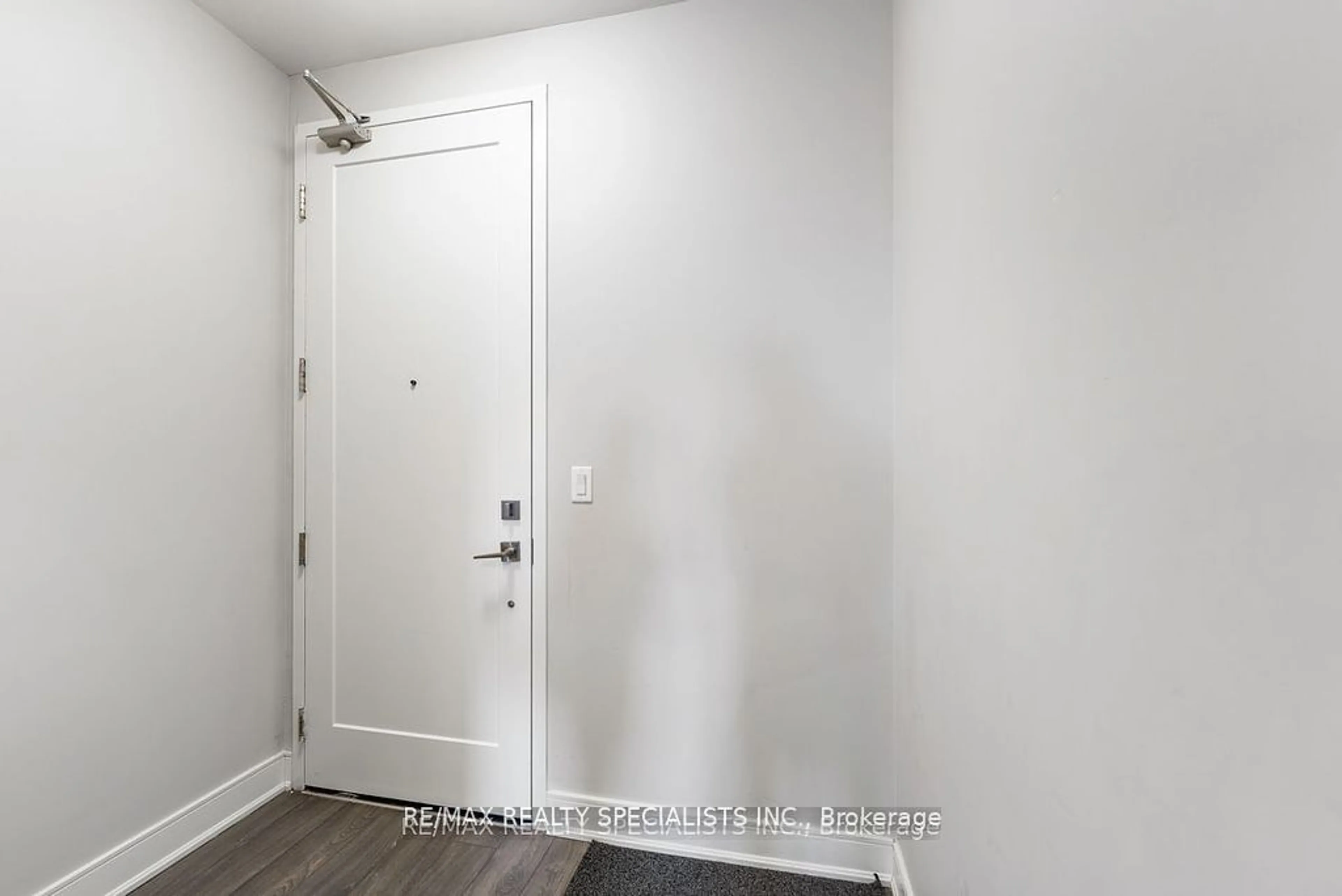 Indoor entryway for 150 Main St #503, Hamilton Ontario L8P 1H8