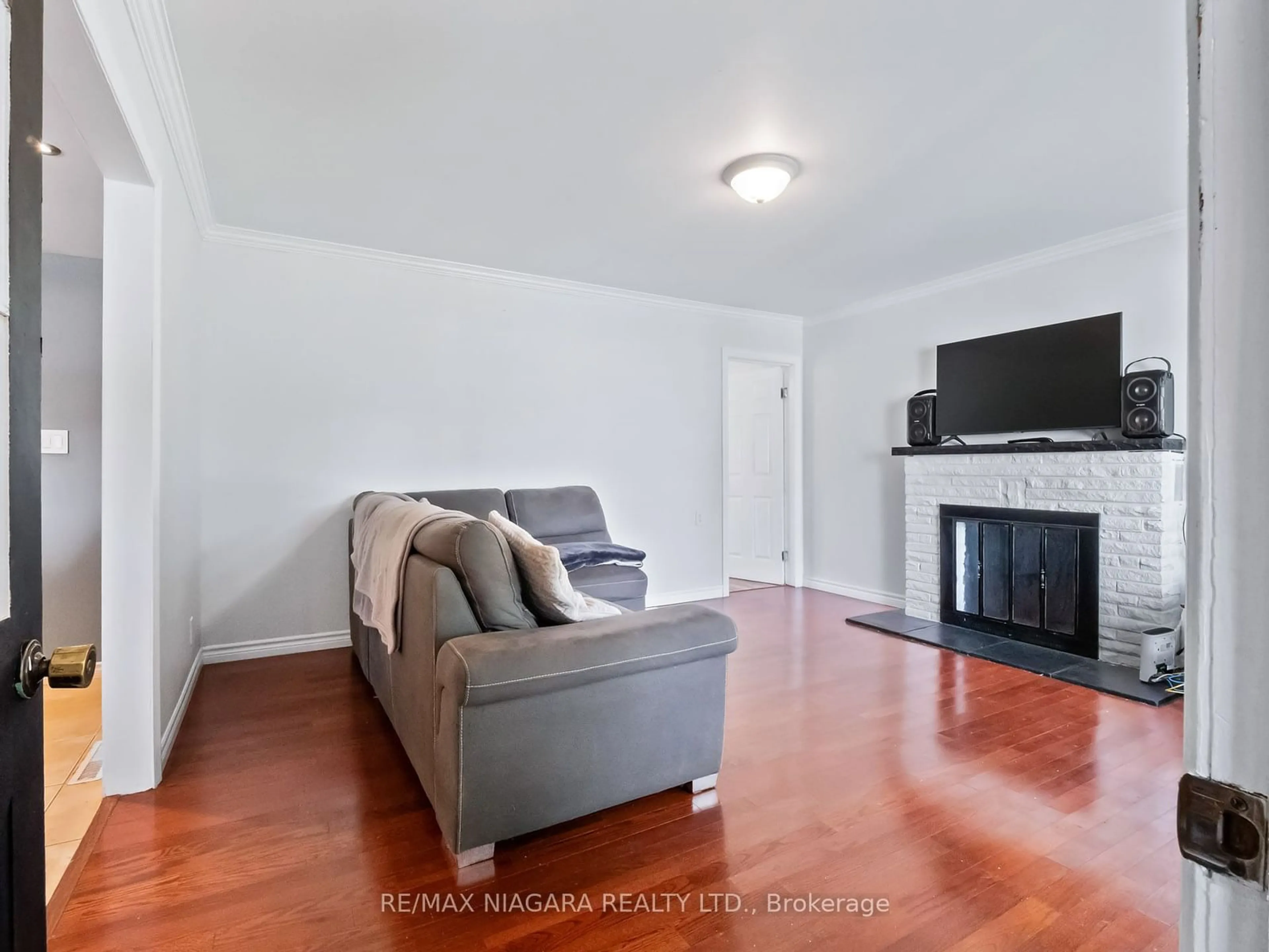 A pic of a room, wood floors for 2206 Stevensville Rd, Fort Erie Ontario L0S 1S0