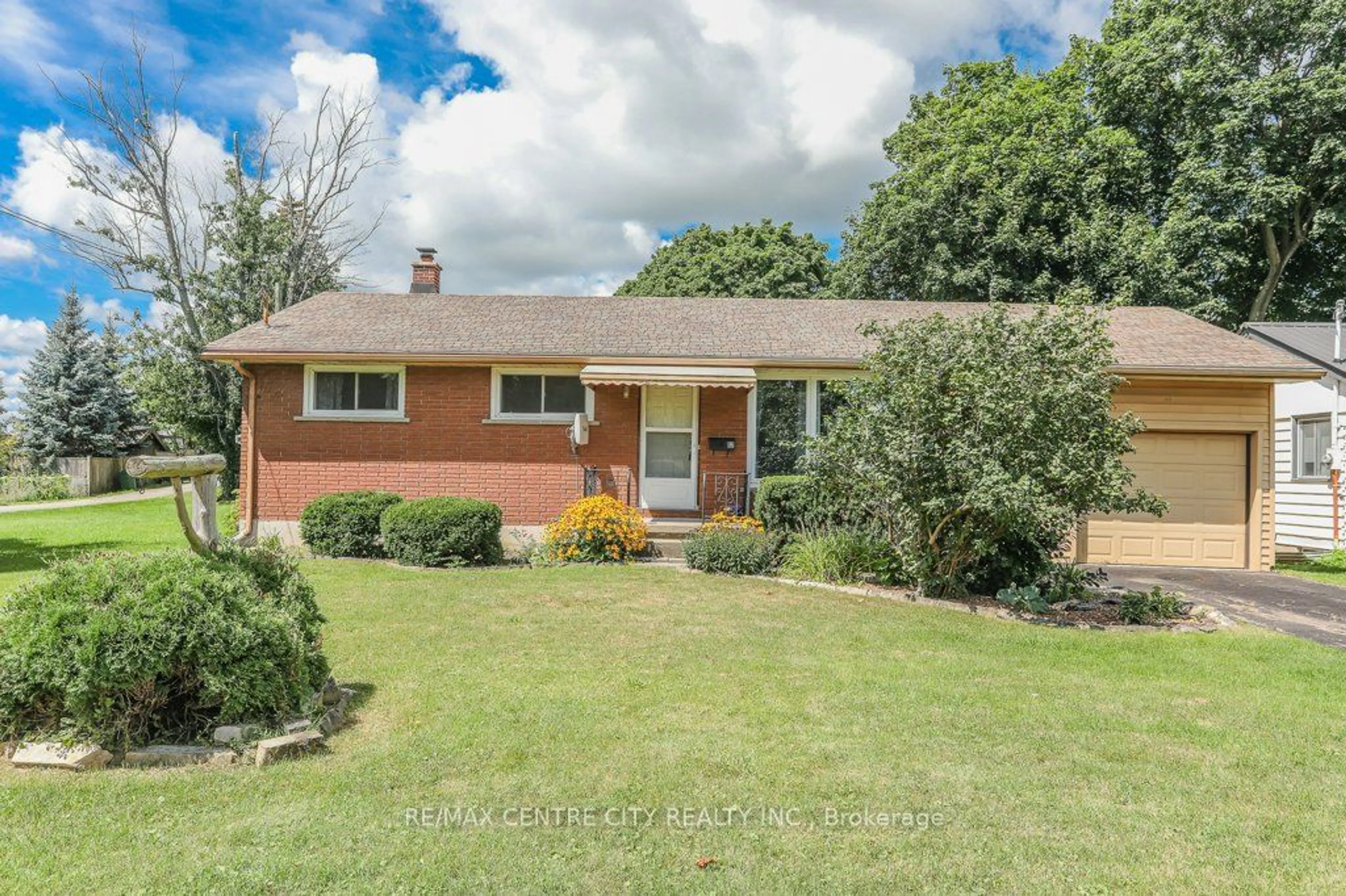 Frontside or backside of a home, cottage for 82 Fairview Ave, St. Thomas Ontario N5R 4X6