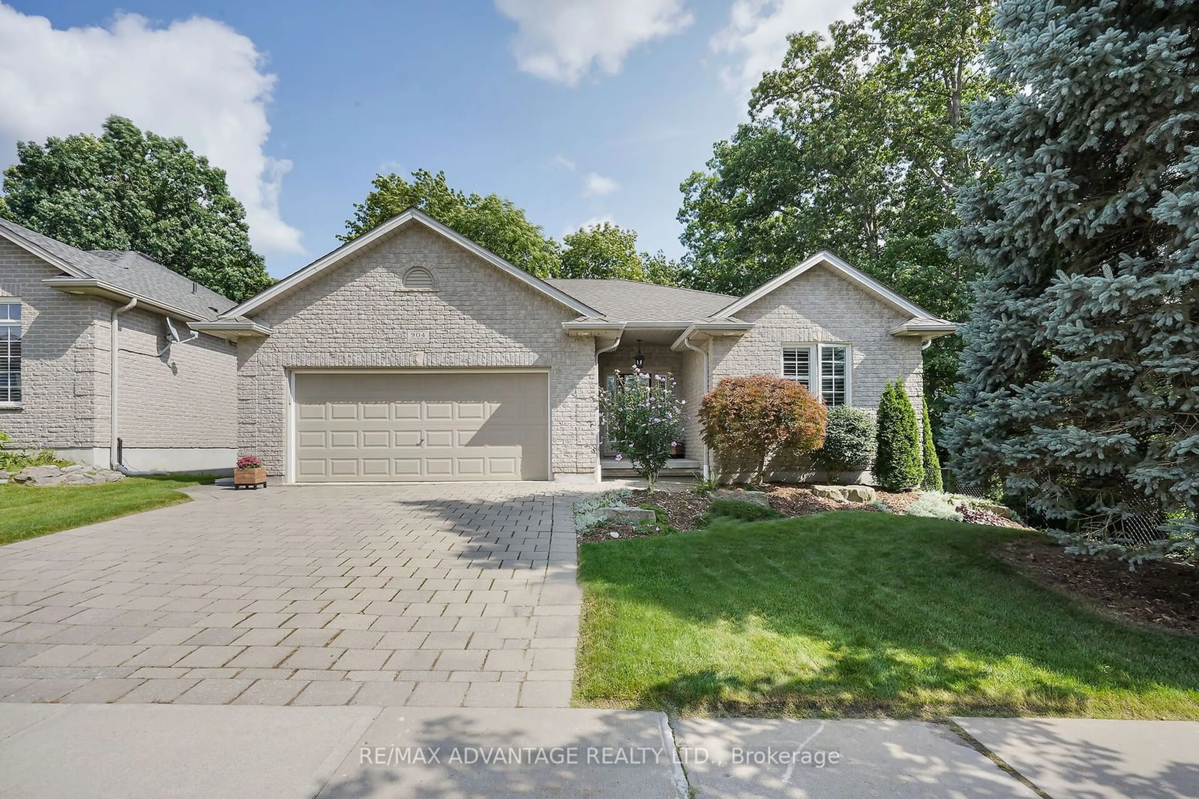 Frontside or backside of a home for 904 Longworth Rd, London Ontario N6K 4V7