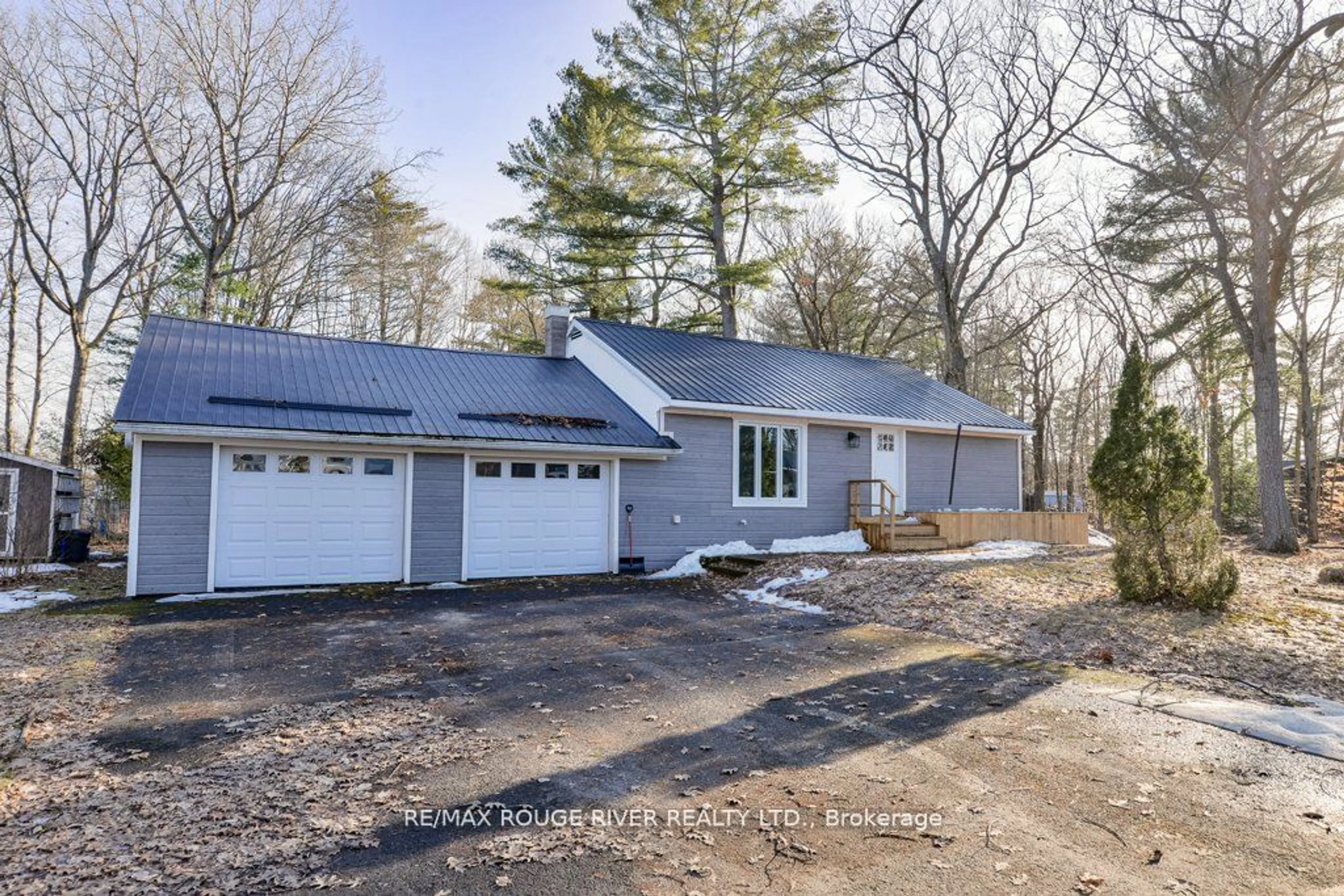 Frontside or backside of a home, cottage for 125 Oakwood Dr, Gravenhurst Ontario P1P 1B3