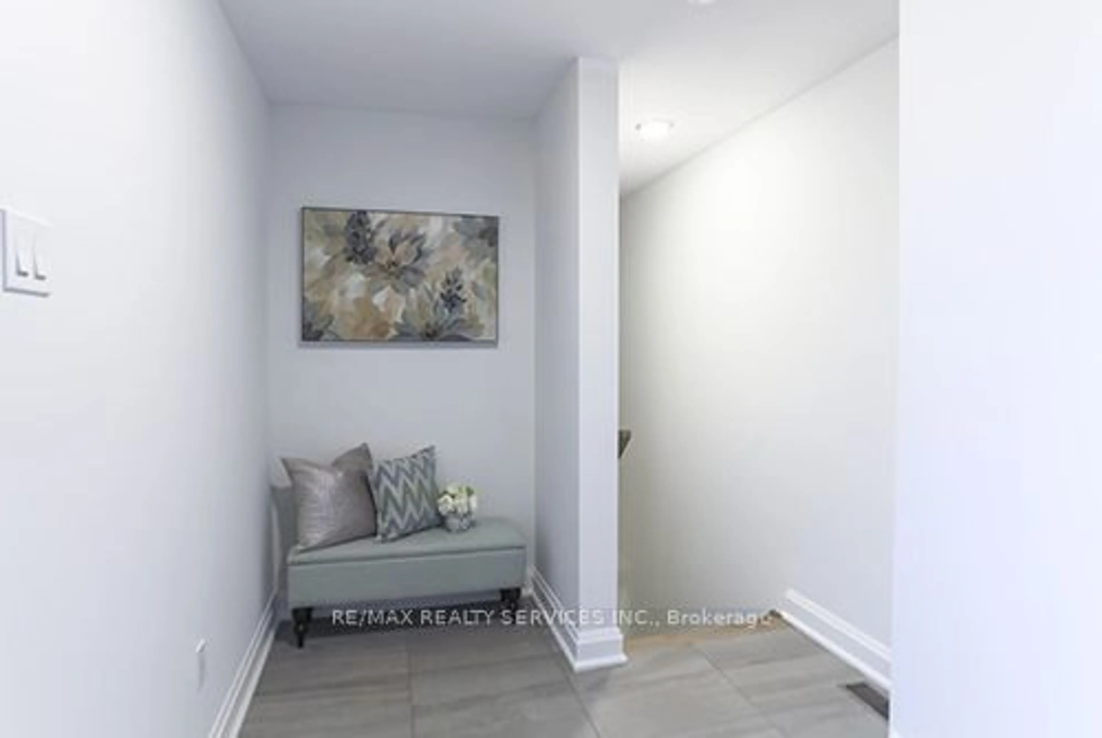 Indoor entryway, wood floors for 294 Vine St ##47, St. Catharines Ontario L2M 4T3