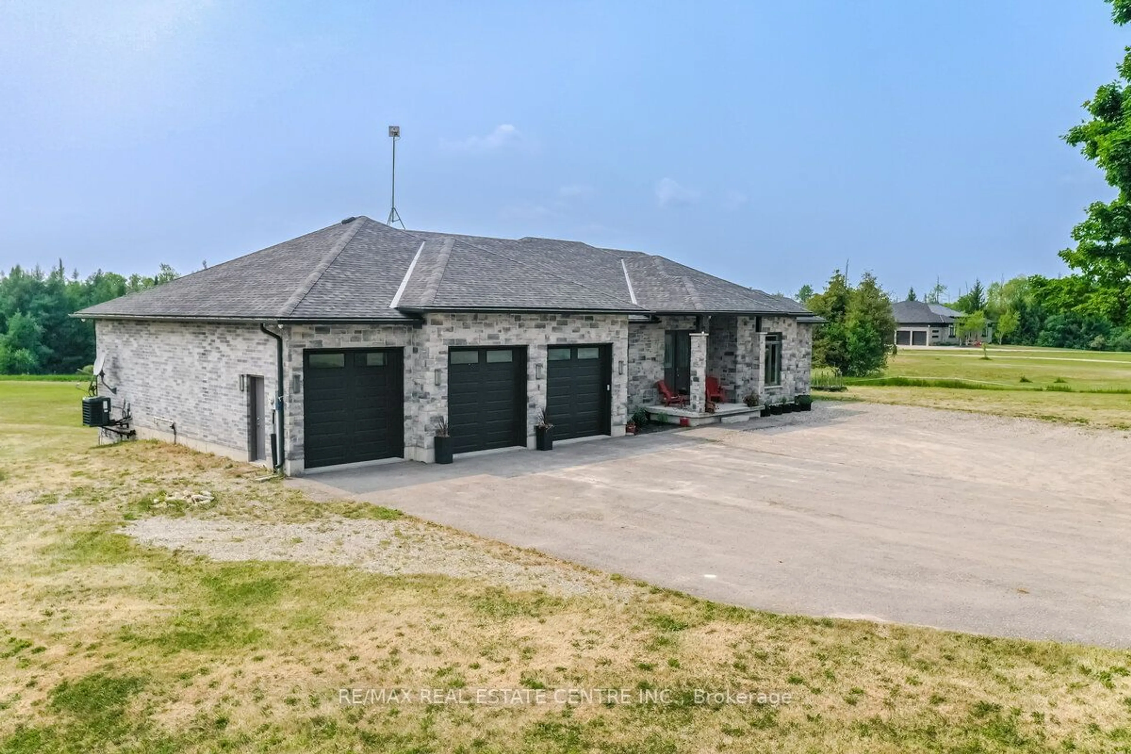 Indoor garage for 514446 2nd Line, Amaranth Ontario L9W 0S6